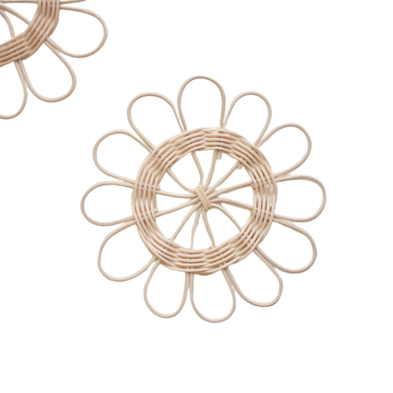 Best Selling 2023 Wholesale Round Wall Hanging Rattan Daisy Flower Decor Handmade in Vietnam for Home and Hotel Living Rooms