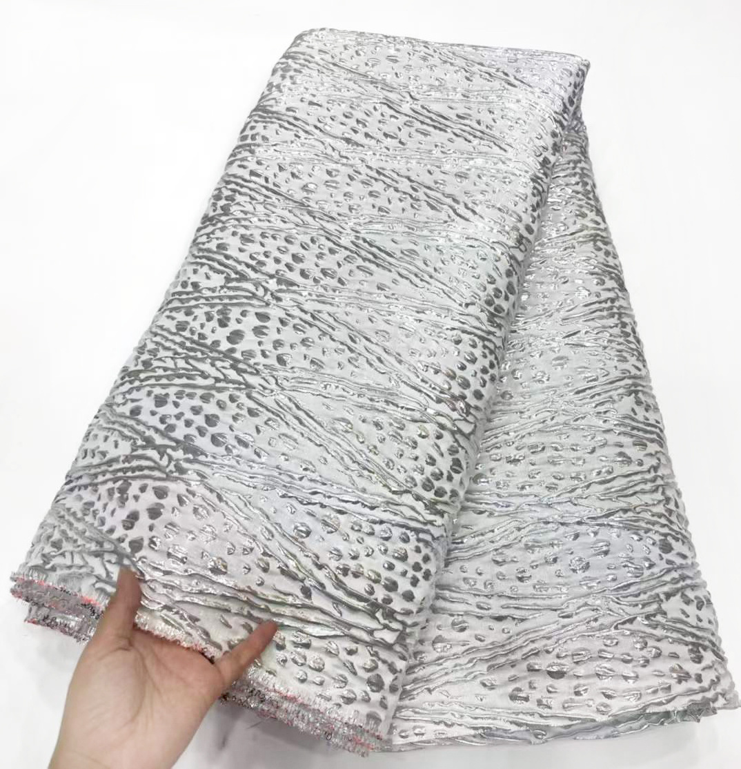 2024 wholesale 100% Polyester Textured Tinsel Floral Pattern Yarn Dyed Metallic Woven Brocade Jacquard Fabric For Dresses