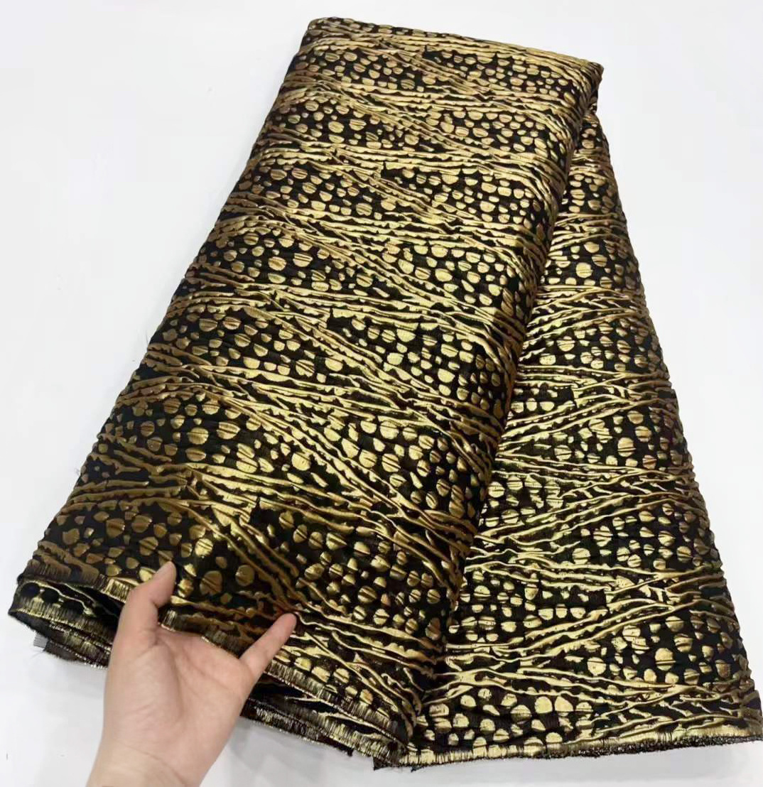 2024 wholesale 100% Polyester Textured Tinsel Floral Pattern Yarn Dyed Metallic Woven Brocade Jacquard Fabric For Dresses