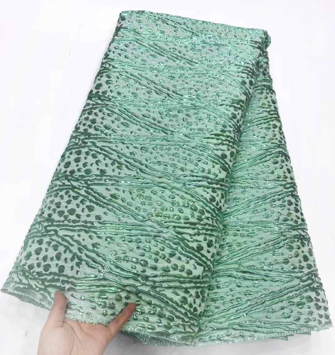 2024 wholesale 100% Polyester Textured Tinsel Floral Pattern Yarn Dyed Metallic Woven Brocade Jacquard Fabric For Dresses