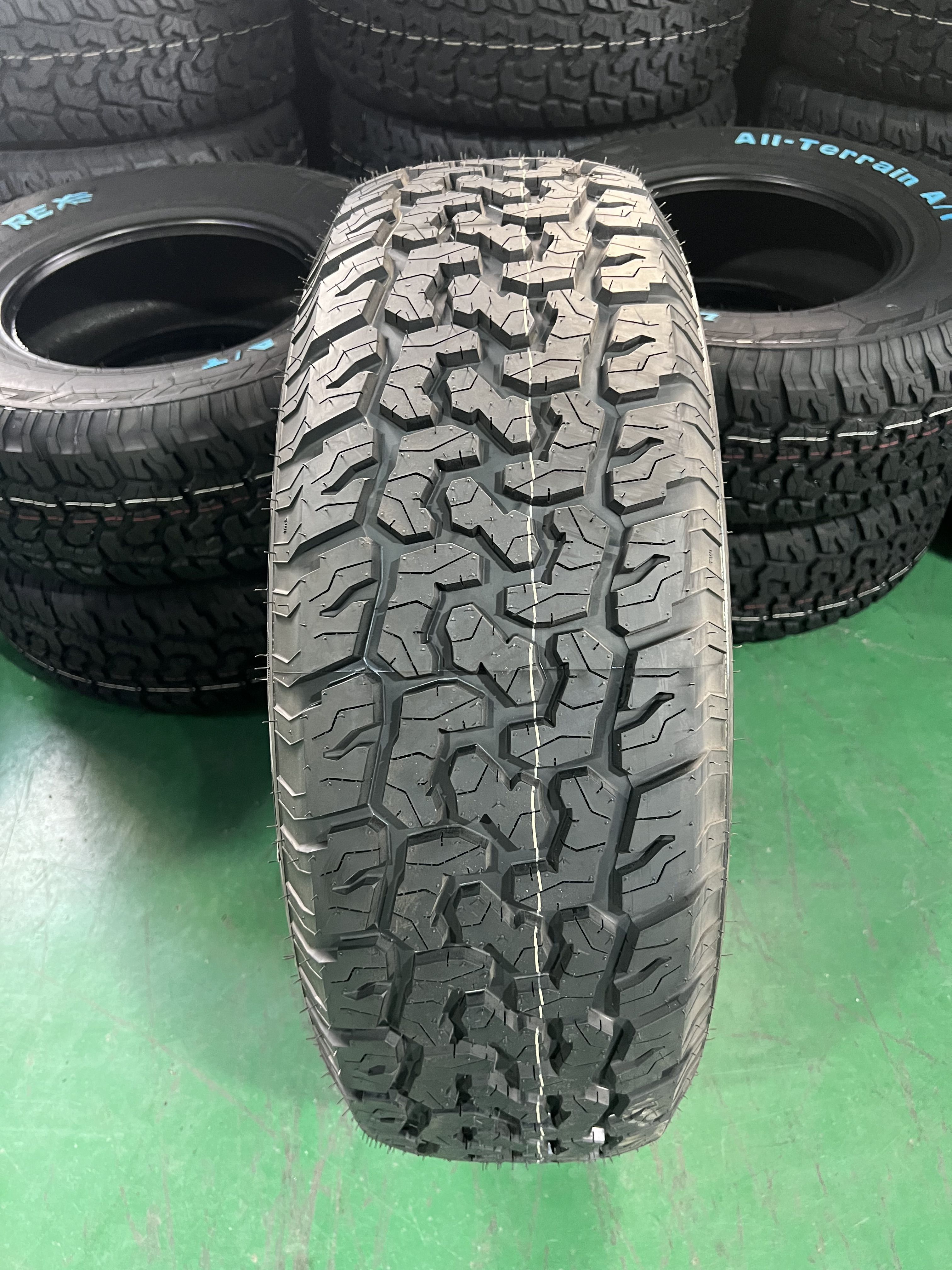 Wholesale Price Size 265/70R16 265/65R17 255/70R15C White Letter All Terrain AT Tyres Mud Terrain MT Tyres 4 Wheel Drive Tyres