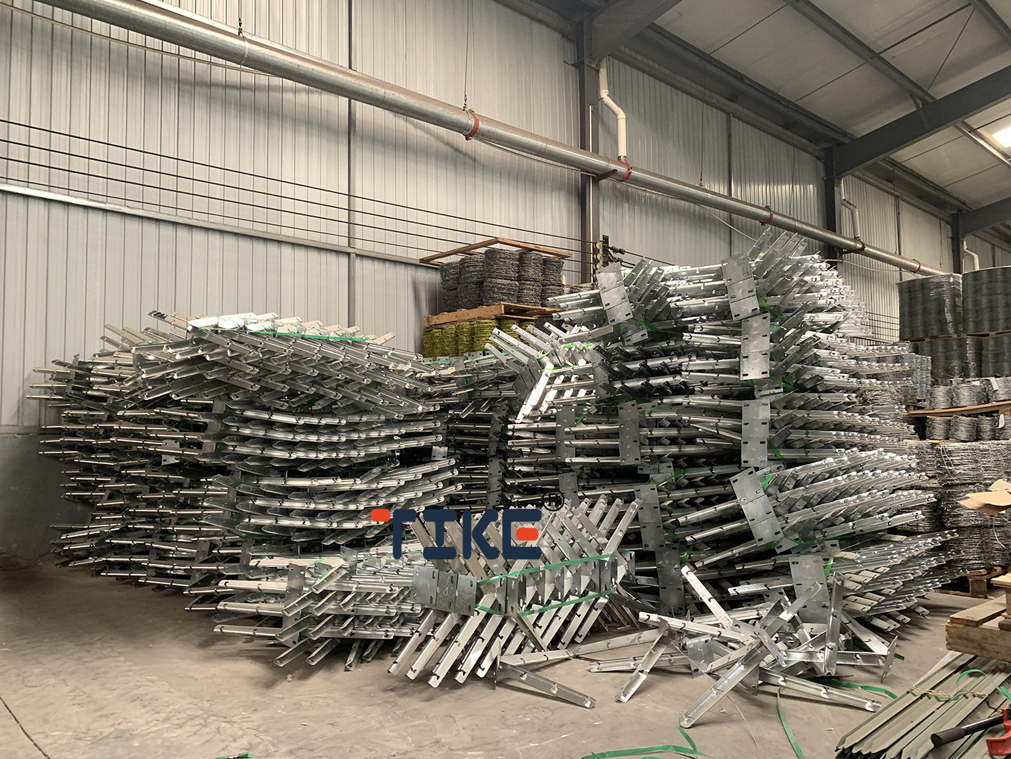 Security fence PVC galvanized wire twisted barbed wire with arm