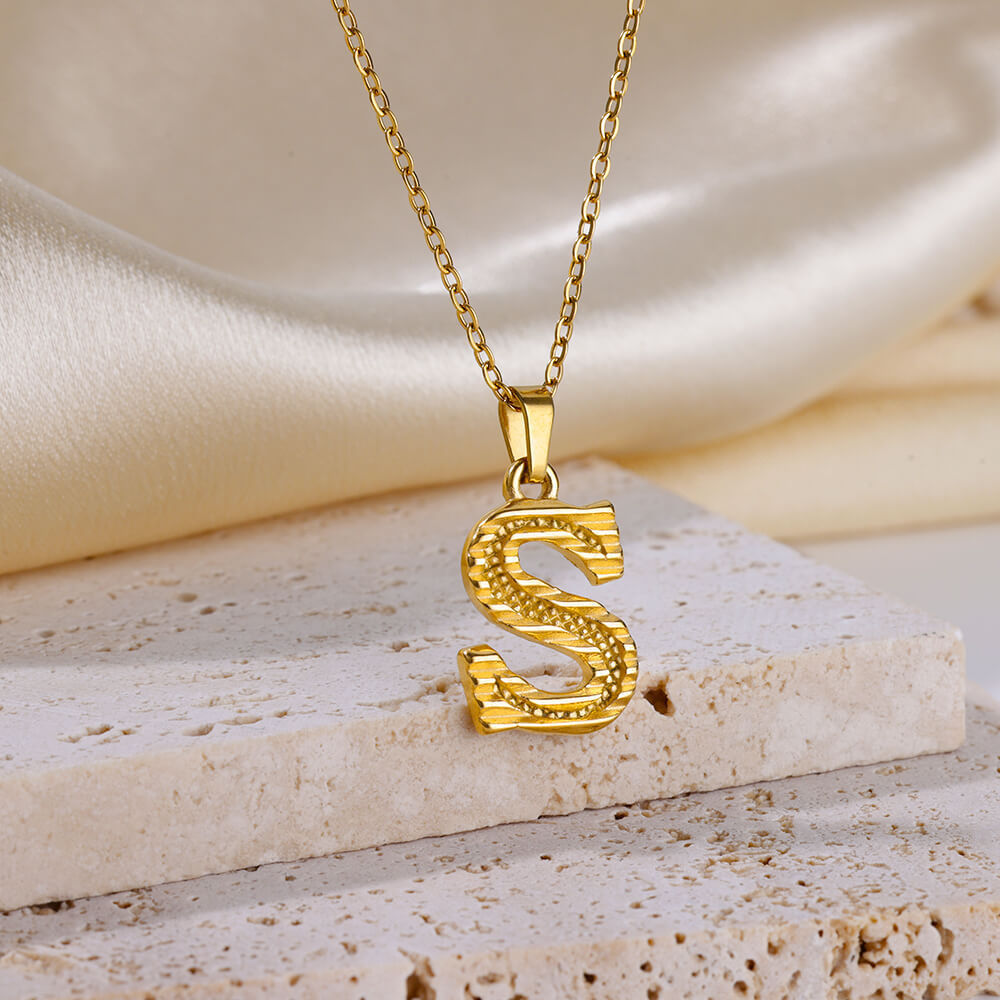 Duoying 2023 26 Initial Letter Pendant Jewelry Alphabet Necklace 18K Trendy Opp Bag Charm Necklaces Gold Plated Stainless Steel