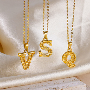 Duoying 2023 26 Initial Letter Pendant Jewelry Alphabet Necklace 18K Trendy Opp Bag Charm Necklaces Gold Plated Stainless Steel