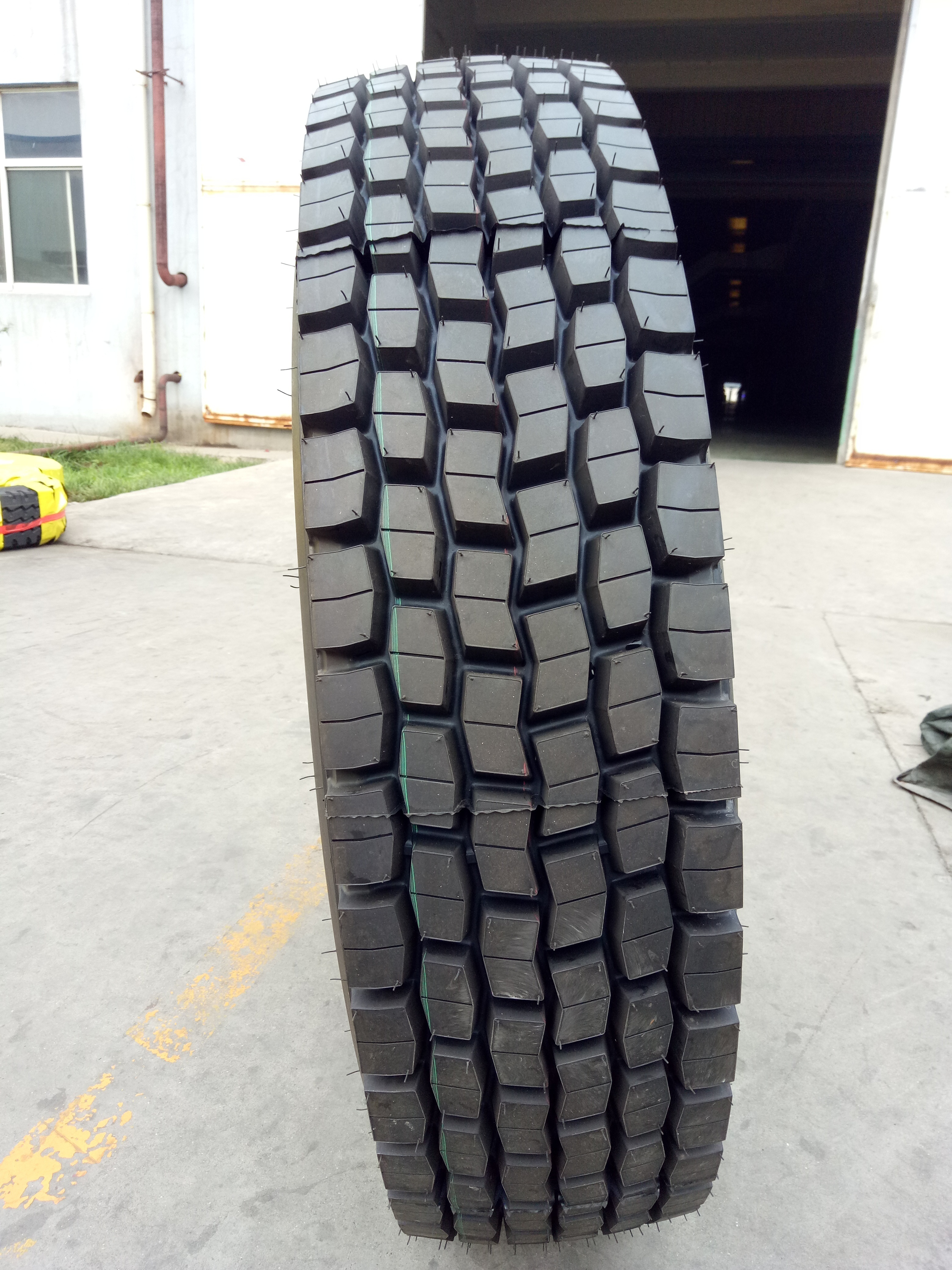 China Manufacturer Tubeless Truck and Bus Radial heavy truck tires 11R22.5-16PR all-steel commercial Truck tyre