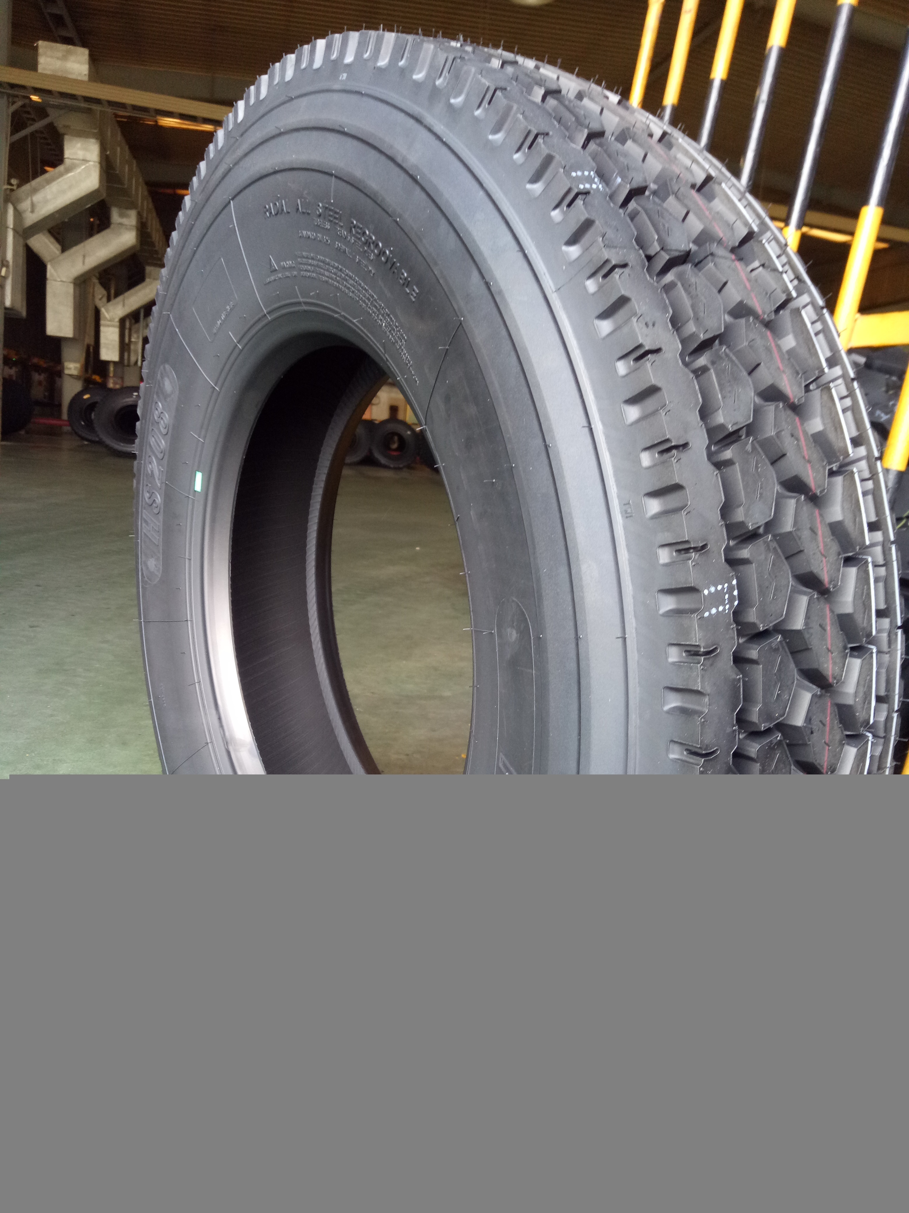 Chinese top 10 brand dump truck tires 11r22.5 truck drive tires heavy duty directional radial for sale