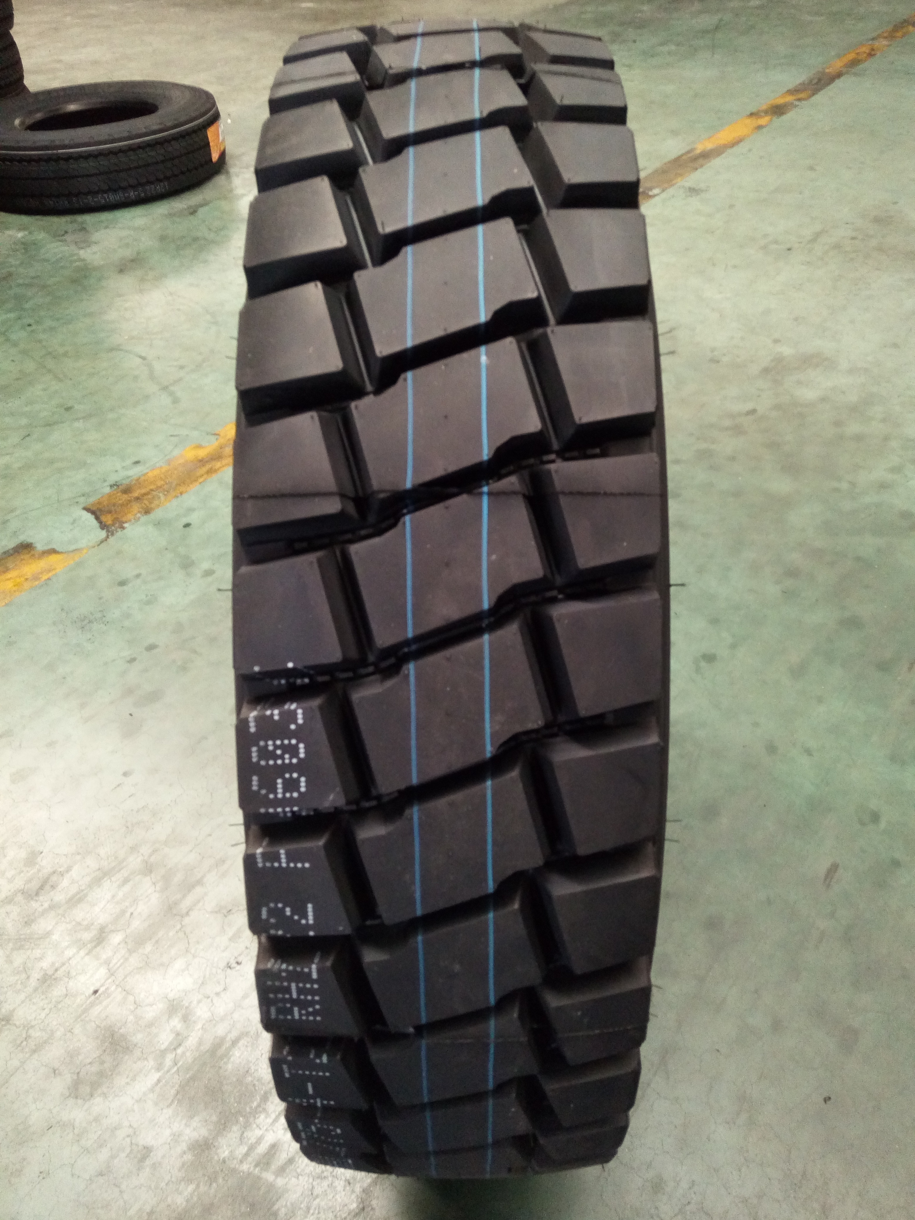 China manufacturer Block Pattern Off Road Mining Tire Drive Pattern 11R22.5 11R24.5 12R22.5 Tubeless truck tire for sale