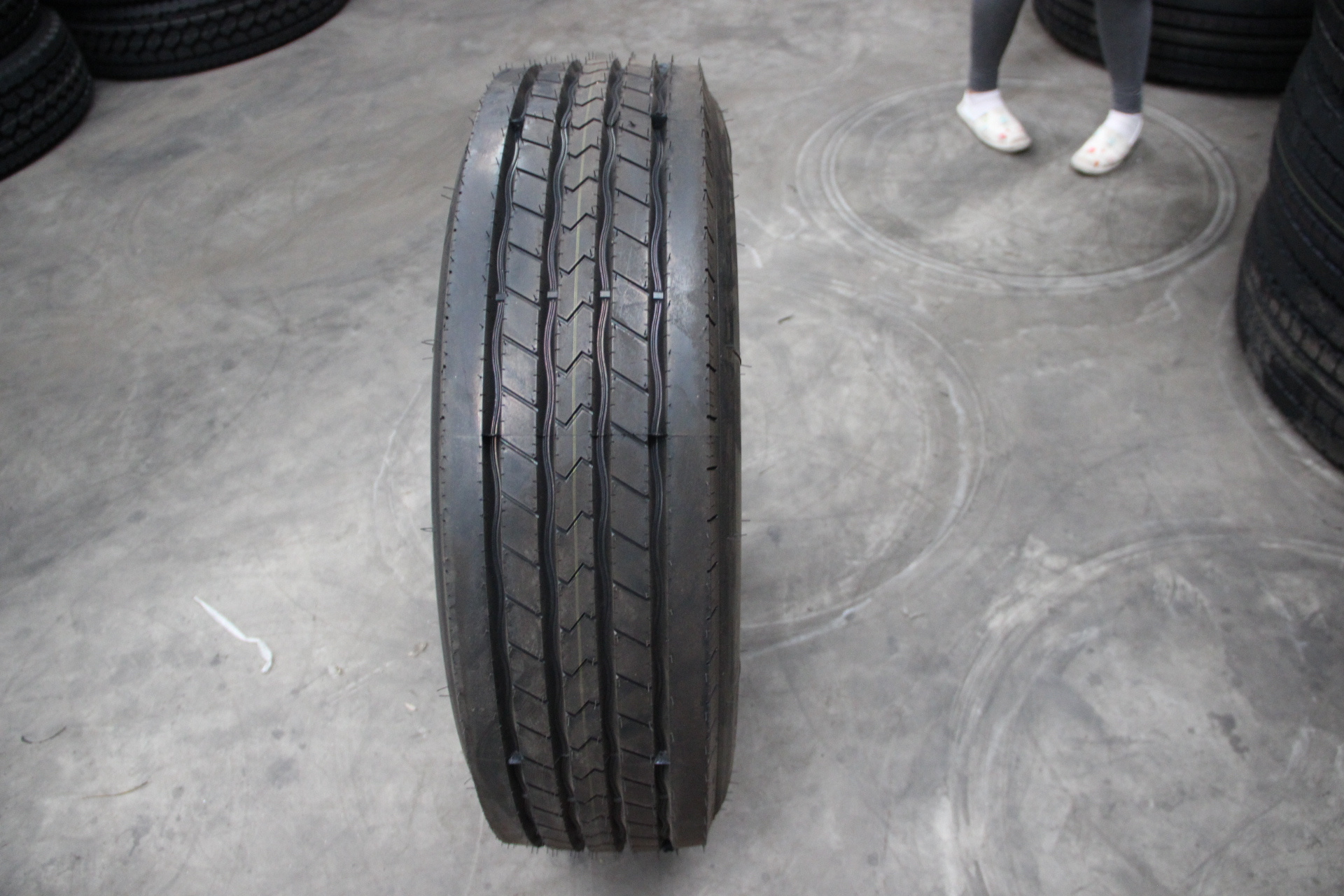 Heavy duty Truck tyre with cheap price truck tires 295/75 22.5 295/75r22.5 11r22.5 11R24.5 285/70R19.5/18PR