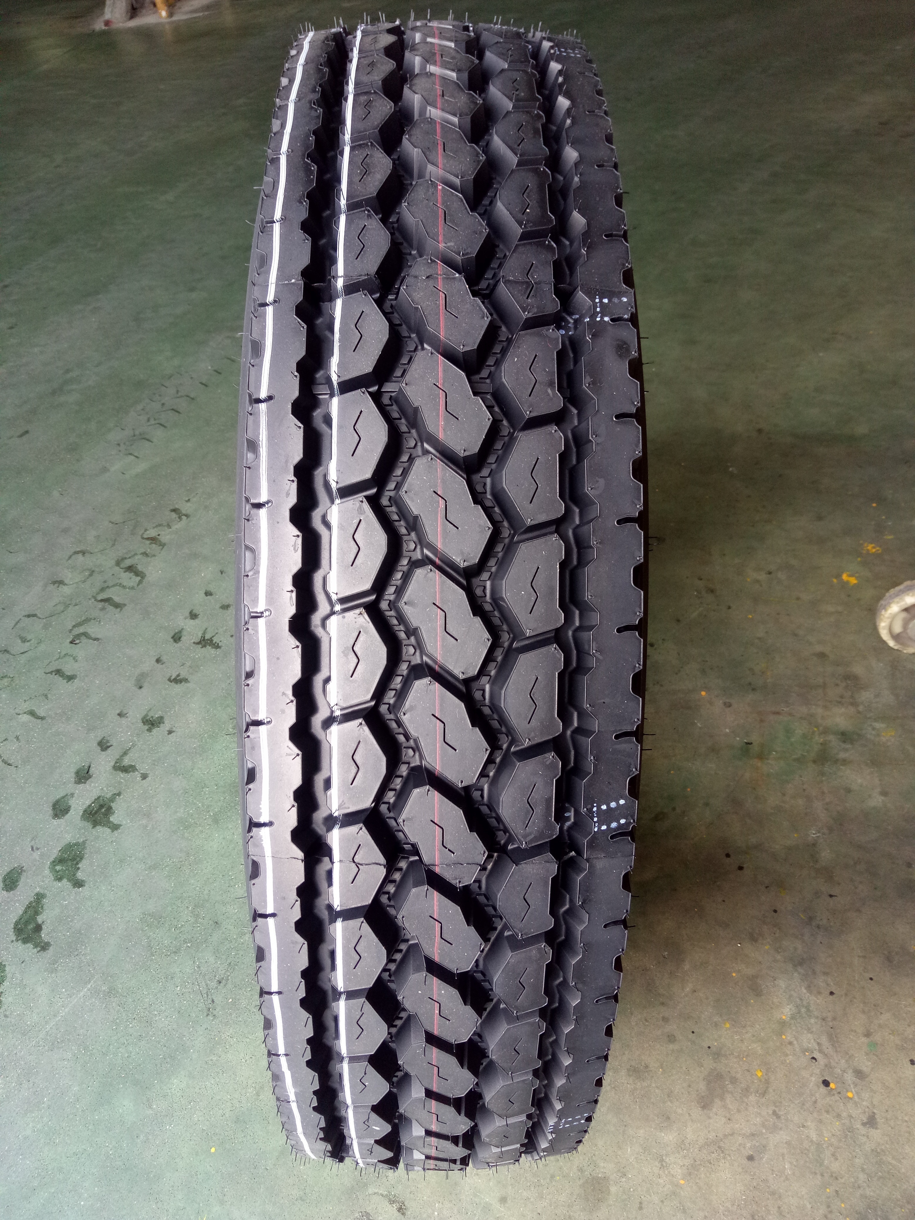 Chinese top 10 brand dump truck tires 11r22.5 truck drive tires heavy duty directional radial for sale