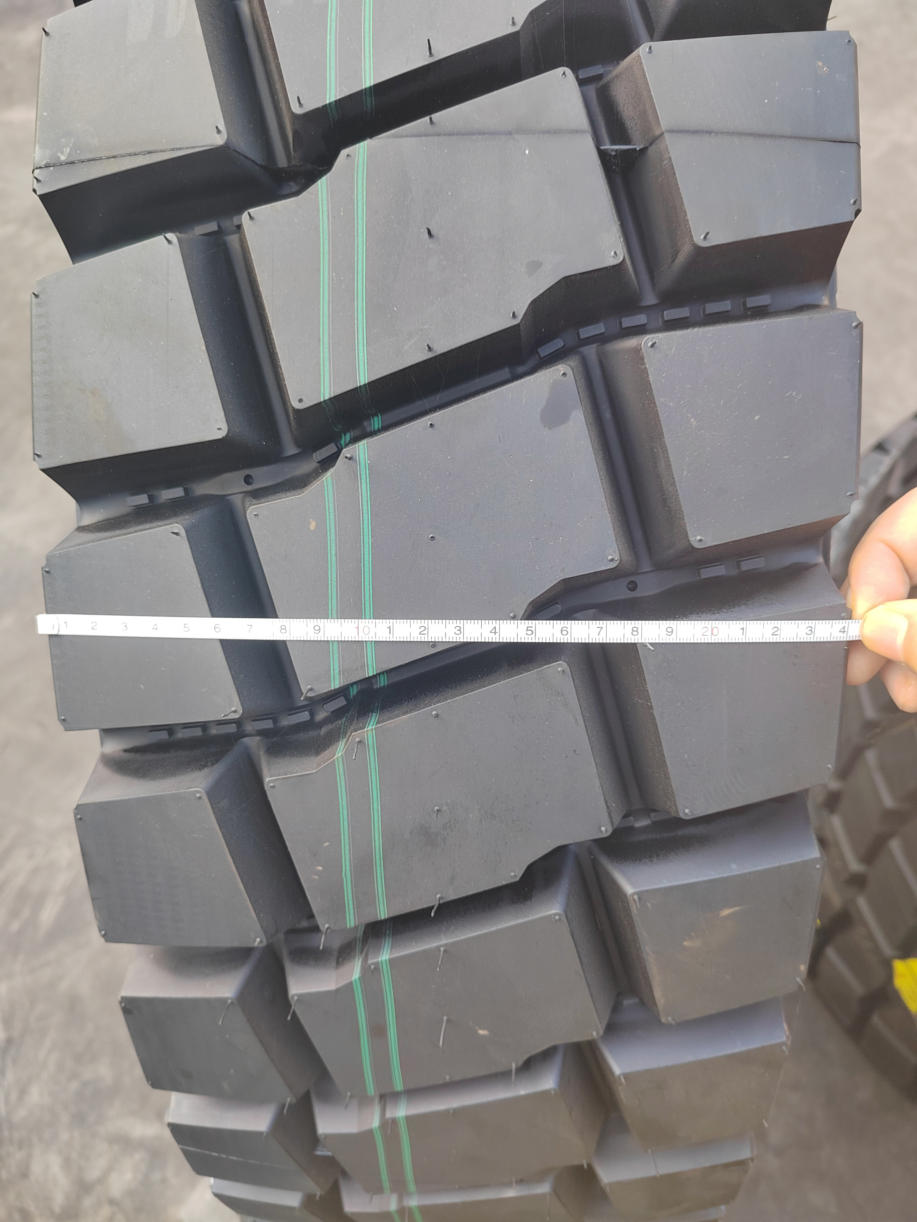 China manufacturer Block Pattern Off Road Mining Tire Drive Pattern 11R22.5 11R24.5 12R22.5 Tubeless truck tire for sale