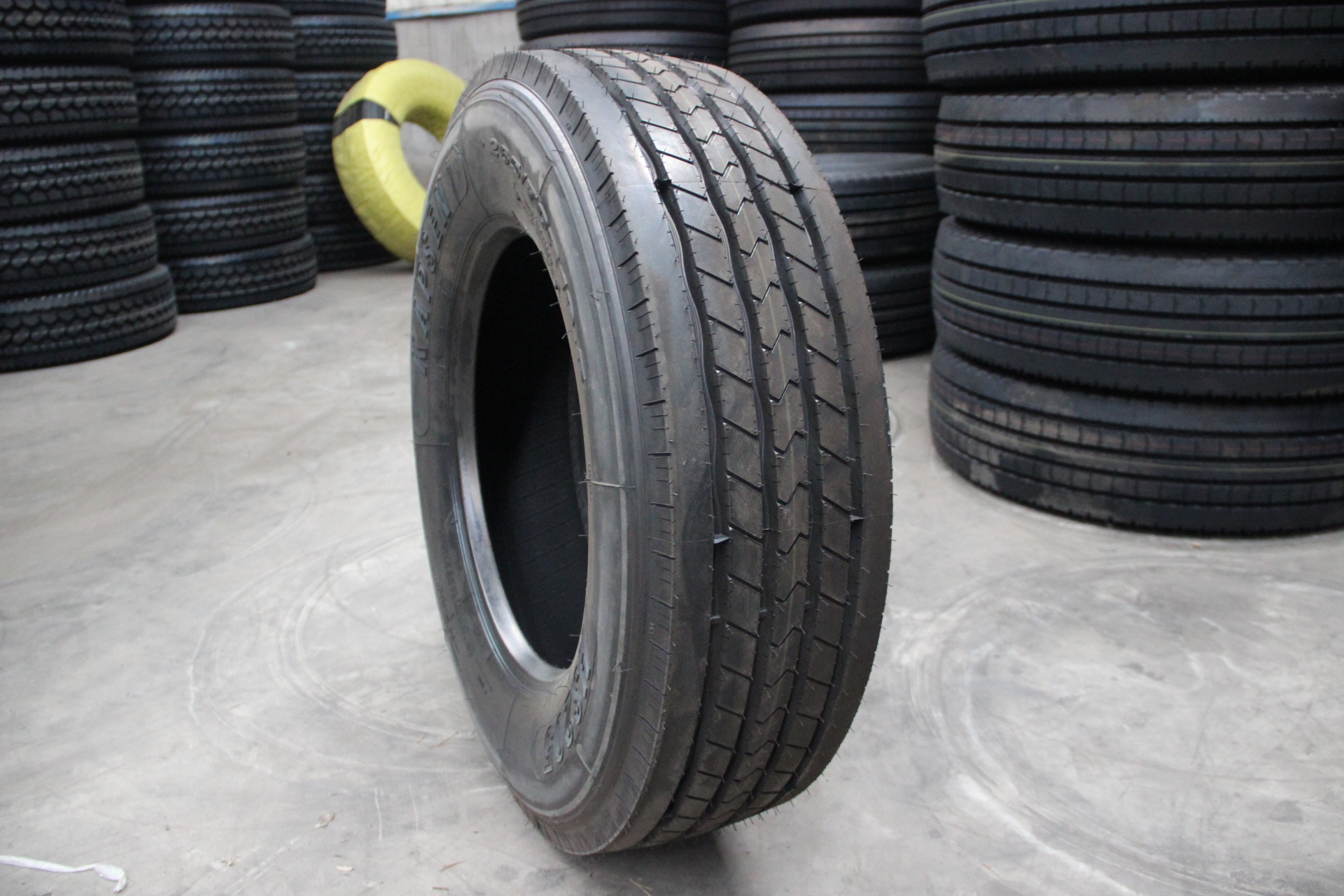 Heavy duty Truck tyre with cheap price truck tires 295/75 22.5 295/75r22.5 11r22.5 11R24.5 285/70R19.5/18PR