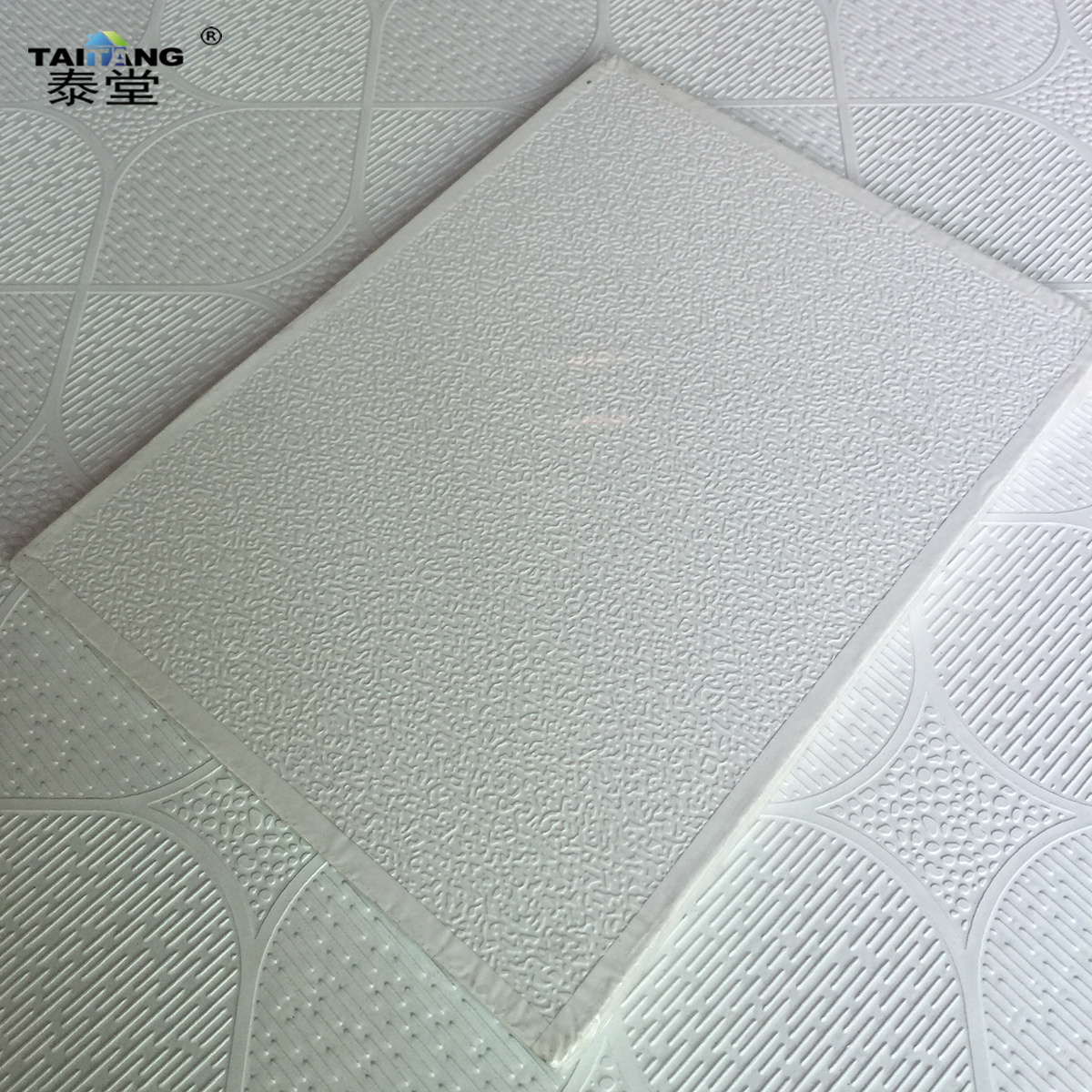 Plafond Suspendu Vinyl Coated 2X2 Pvc Gypsum False Ceiling Tile 595*595*7Mm