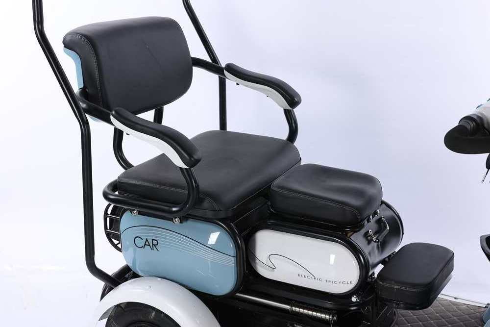 Quick delivery of new electric tricycles capable of carrying people for small household elderly transportation