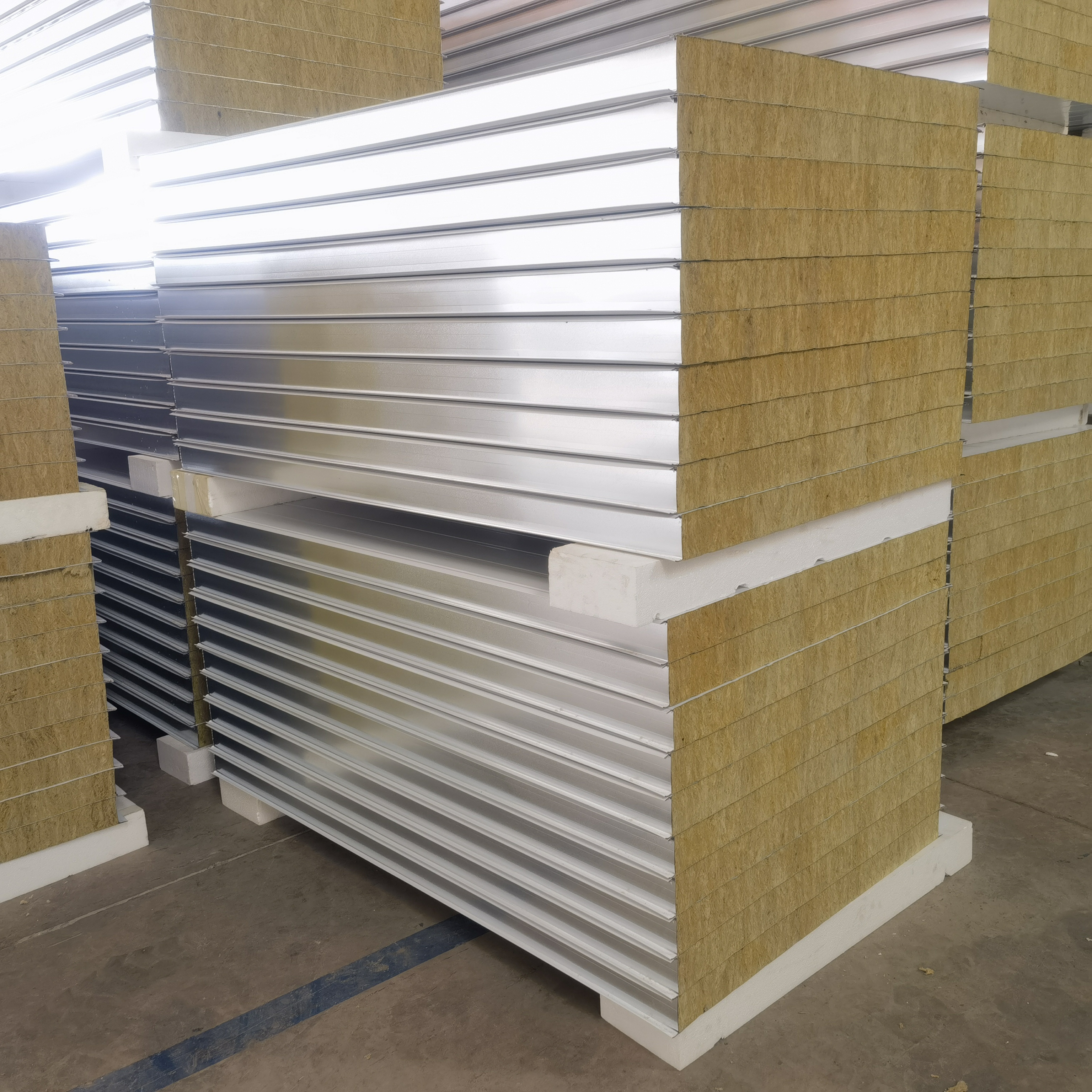 High insulation polyurethane wall sandwich panel