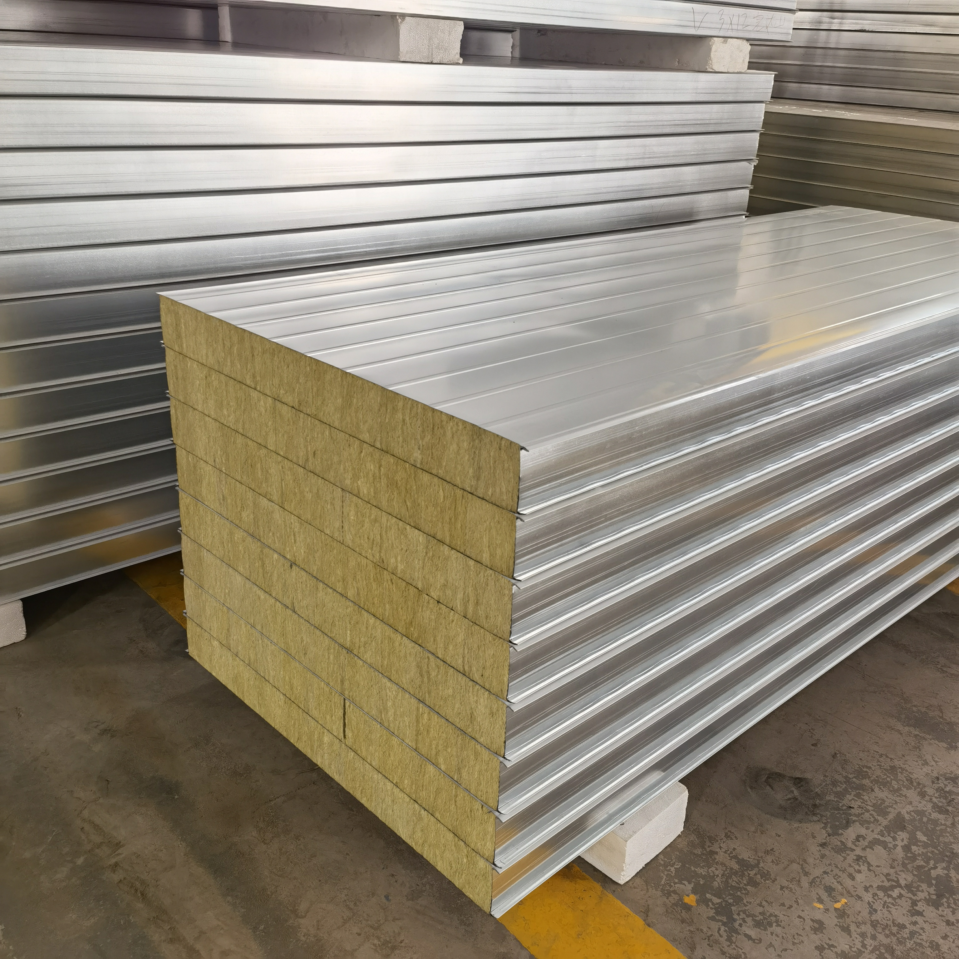 High insulation polyurethane wall sandwich panel