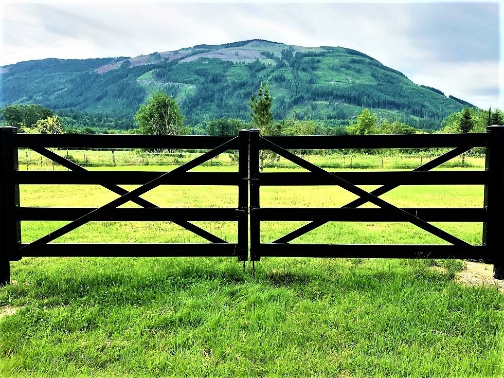 Cheap Price Black White PVC Fence Panels 4 Rail Aluminum Ranch Goat Fence Decorative Horse Slat Fencing