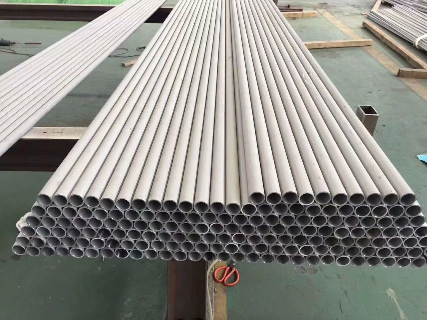 Round Stainless steel pipe ASTM A270 A554 SS304 316L 316 310S 440 1.4301 321 904L 201 square pipe inox SS seamless tube