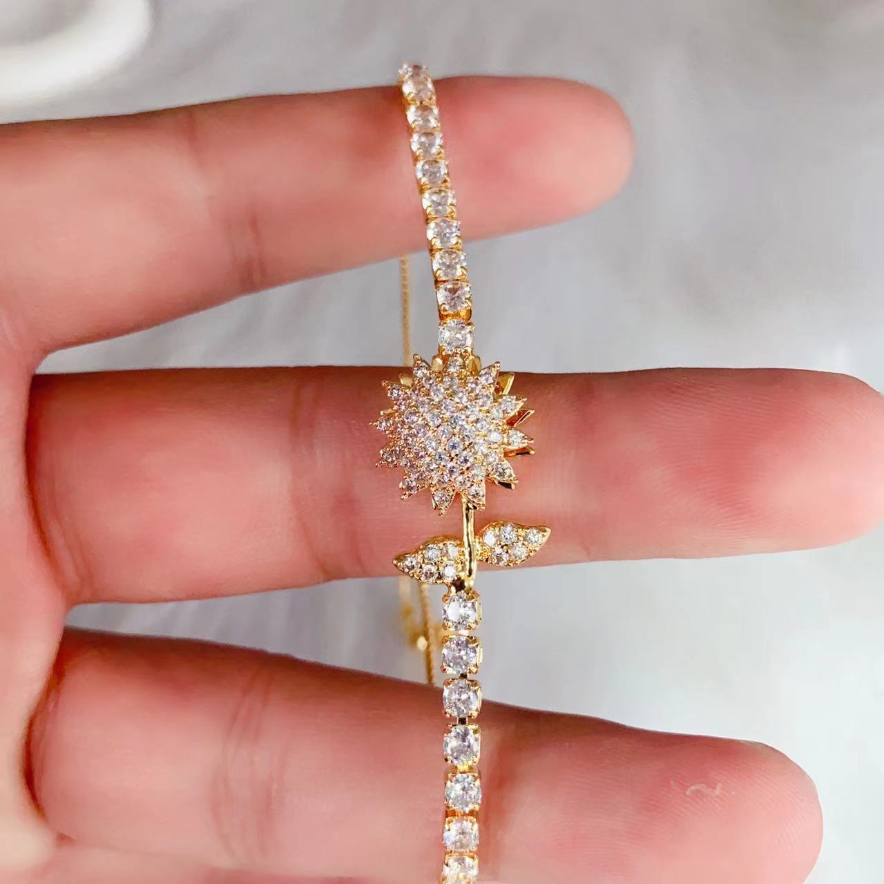 G2731 Wholesale Zircon Clover Spinner Rotating Daisy Sunflower Adjustable Bracelet for Women Fashion Jewelry Bracelets & Bangles