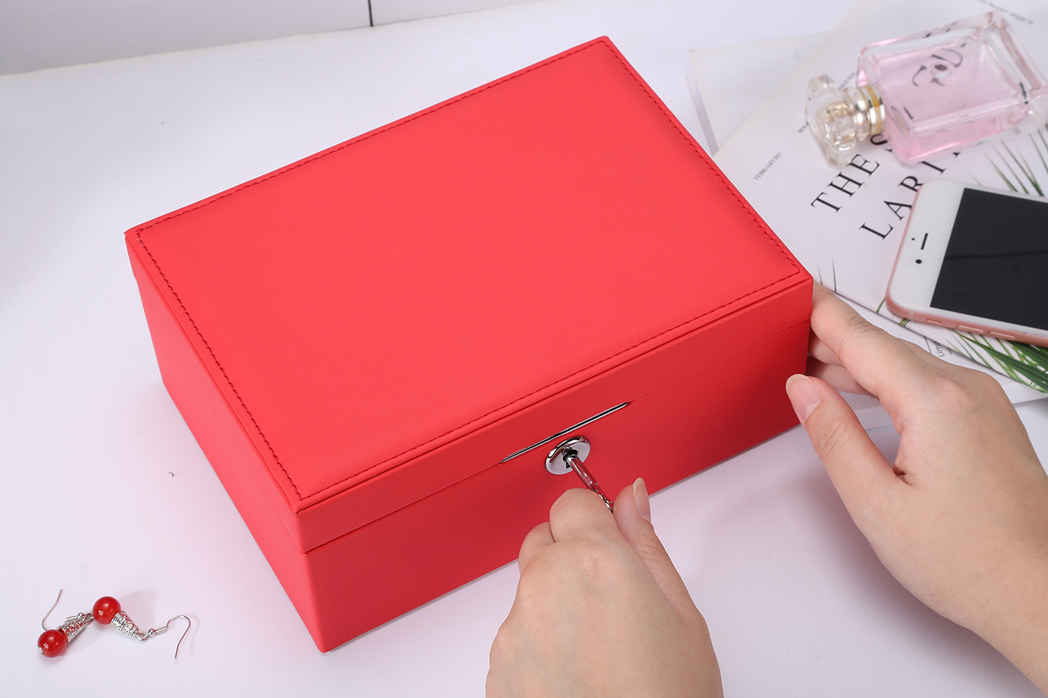 Tongxing Luxury Leather Fiber Travel Jewelry Box with Lock for Pendant Ring Stud Earrings Necklace Box Storage And Mirror