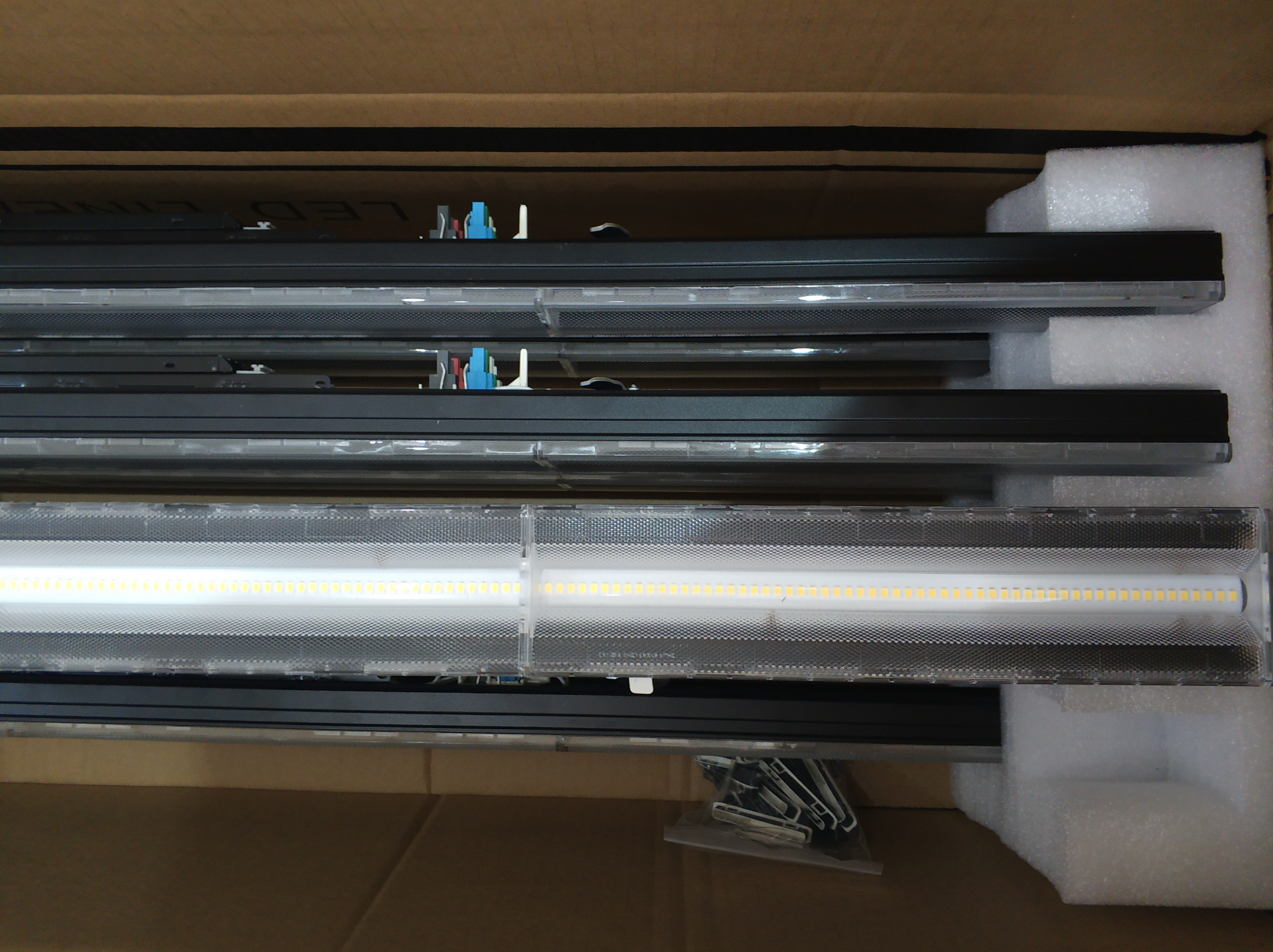 4000K 60 degree beam angle Anti-Glare LED Linear Trunking Light for Shop Lighting