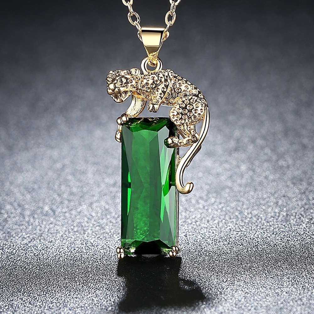 2024 Fashion New Simple Gold Plated Animal Leopard Green Crystal Pendant Necklace Square Emerald Leopard Necklace