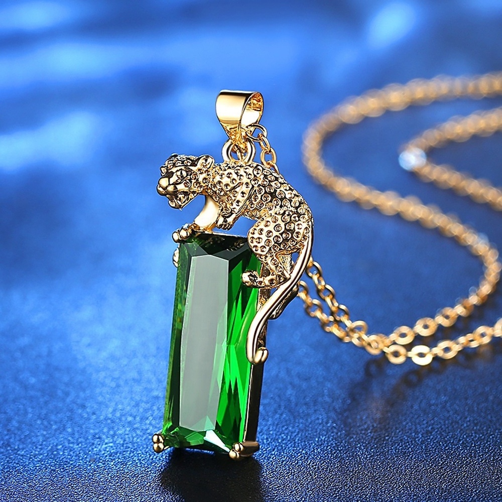 2024 Fashion New Simple Gold Plated Animal Leopard Green Crystal Pendant Necklace Square Emerald Leopard Necklace