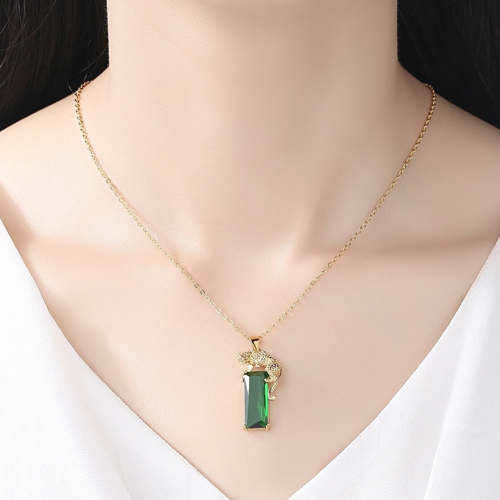 2024 Fashion New Simple Gold Plated Animal Leopard Green Crystal Pendant Necklace Square Emerald Leopard Necklace