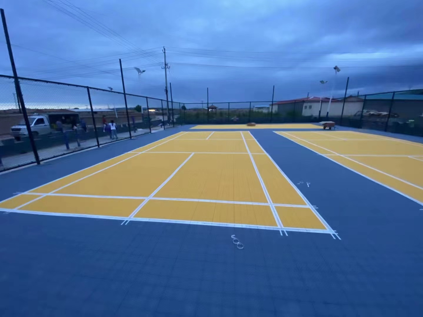 outdoor playground suspended assembled floor tiles