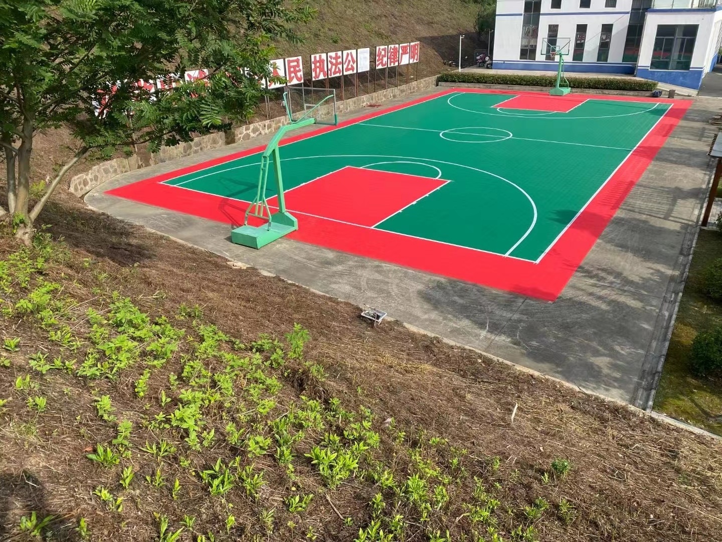 outdoor playground suspended assembled floor tiles