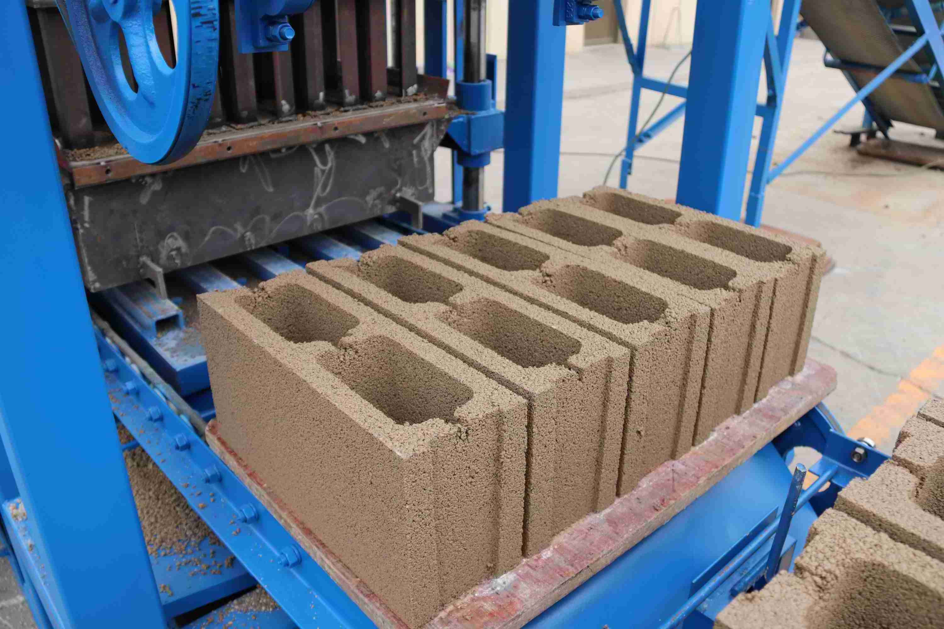 qt4-24 semi automatic brick making machinery small manual hollow concrete cement block machine