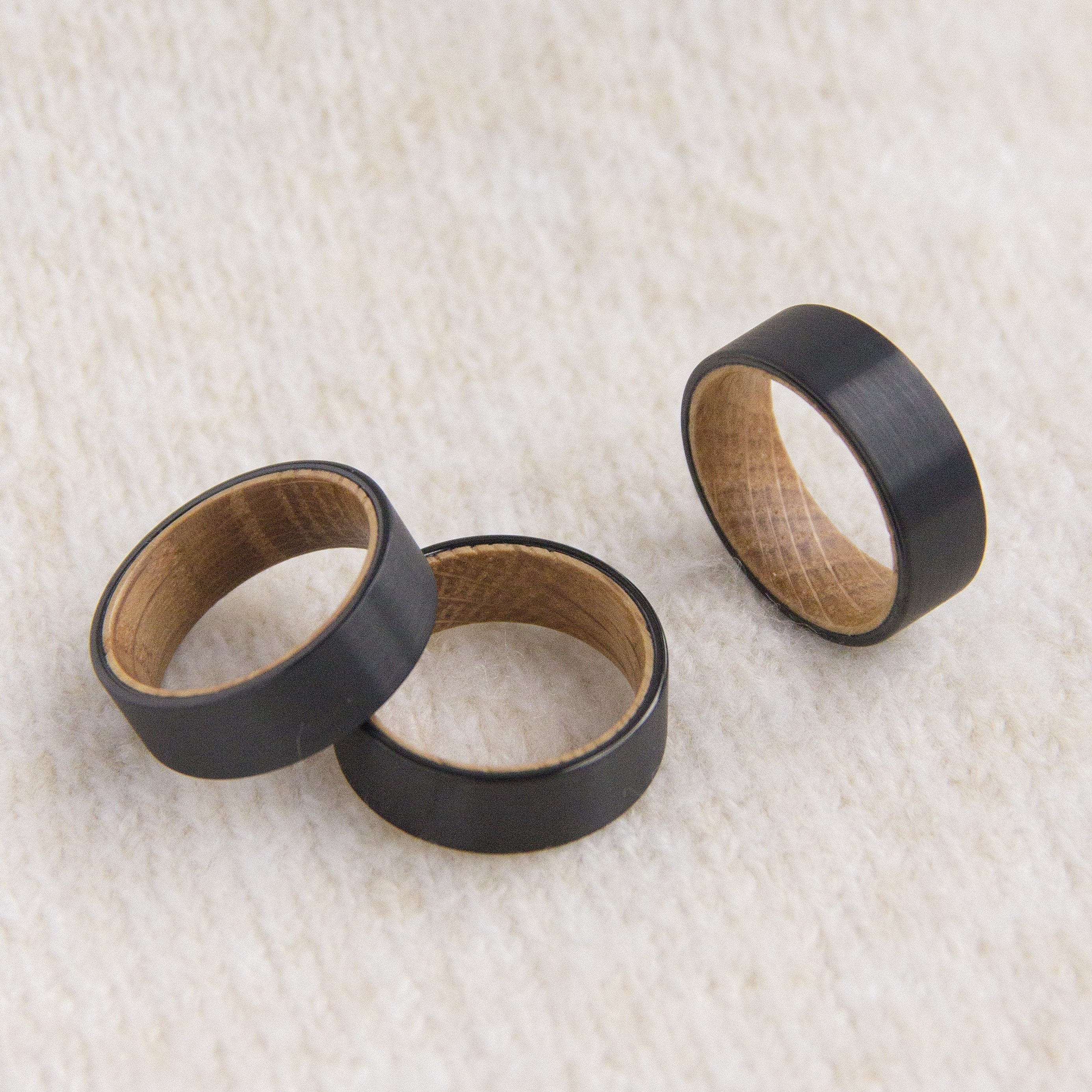 R006 natural oak wooden black bezel rings Mens engagement ring unique barrel wood grain inlay rock style flat bands dropshipping