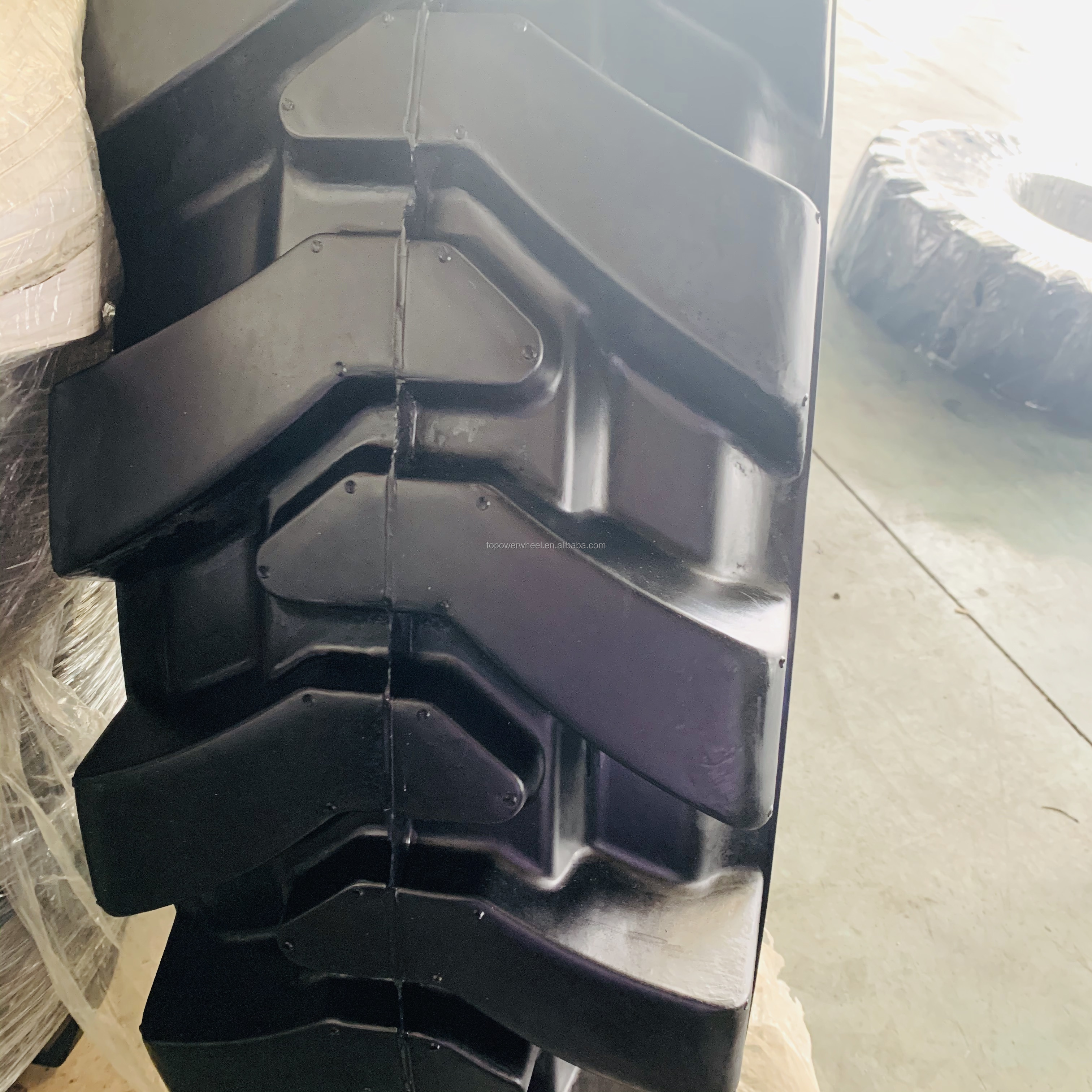 1400X24 TELEHANDLER SOLID TIRE AND RIM 14.00-24