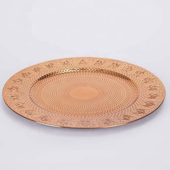 2022 New Fancy Large Plastic Plates Crown Pattern Edge Embossed Luxury Gold Plastic Charger Plates For Wedding Party