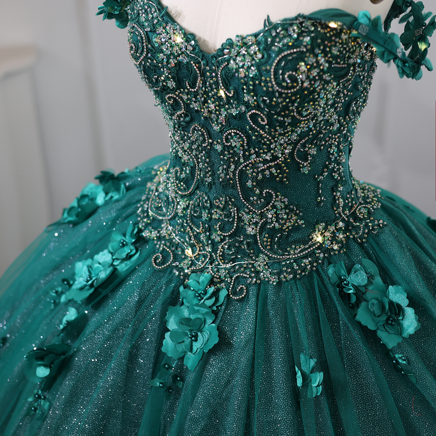 Luxury Ball Gown Emerald Green Prom Quinceanera Dress With Led Light Cape Red 15 Quinceanera Dresses 2024 SZ199-2