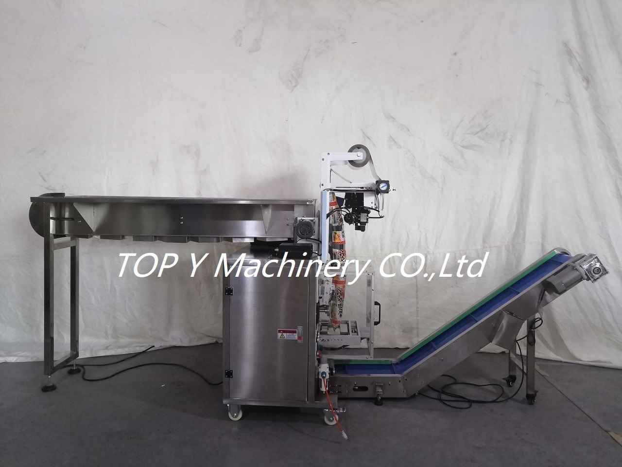 Semi-automatic small vertical chain bucket gummy bear soft candy packing machine