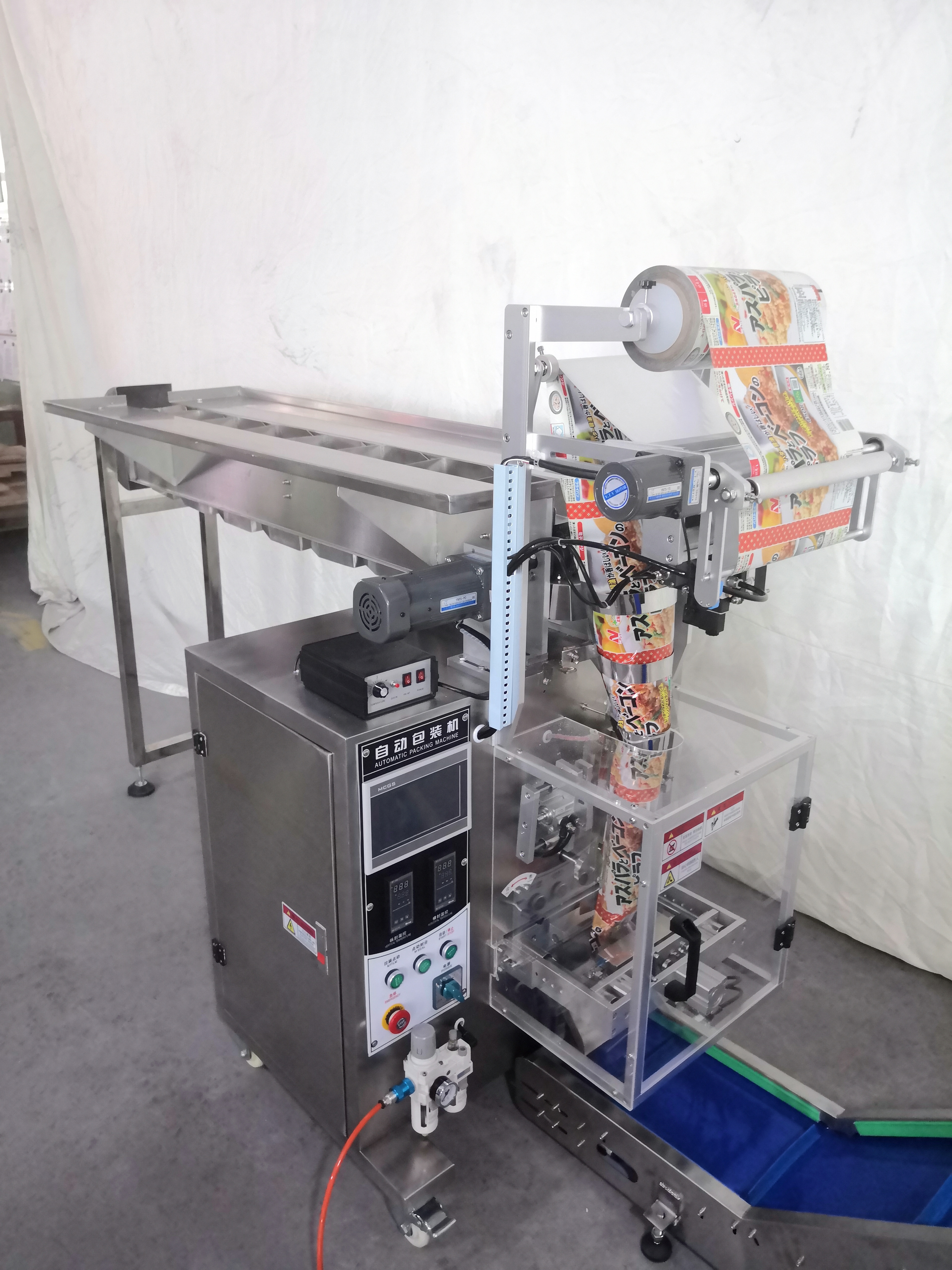 Semi-automatic small vertical chain bucket gummy bear soft candy packing machine