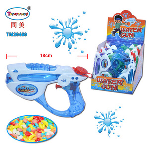 2020 new hot selling plastic water gun with candy for kids shooting water