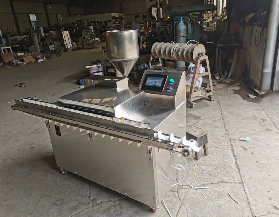 Bread bon filling machine semi-automatic tiramisu cake filling machine chicken breading stuffing machine