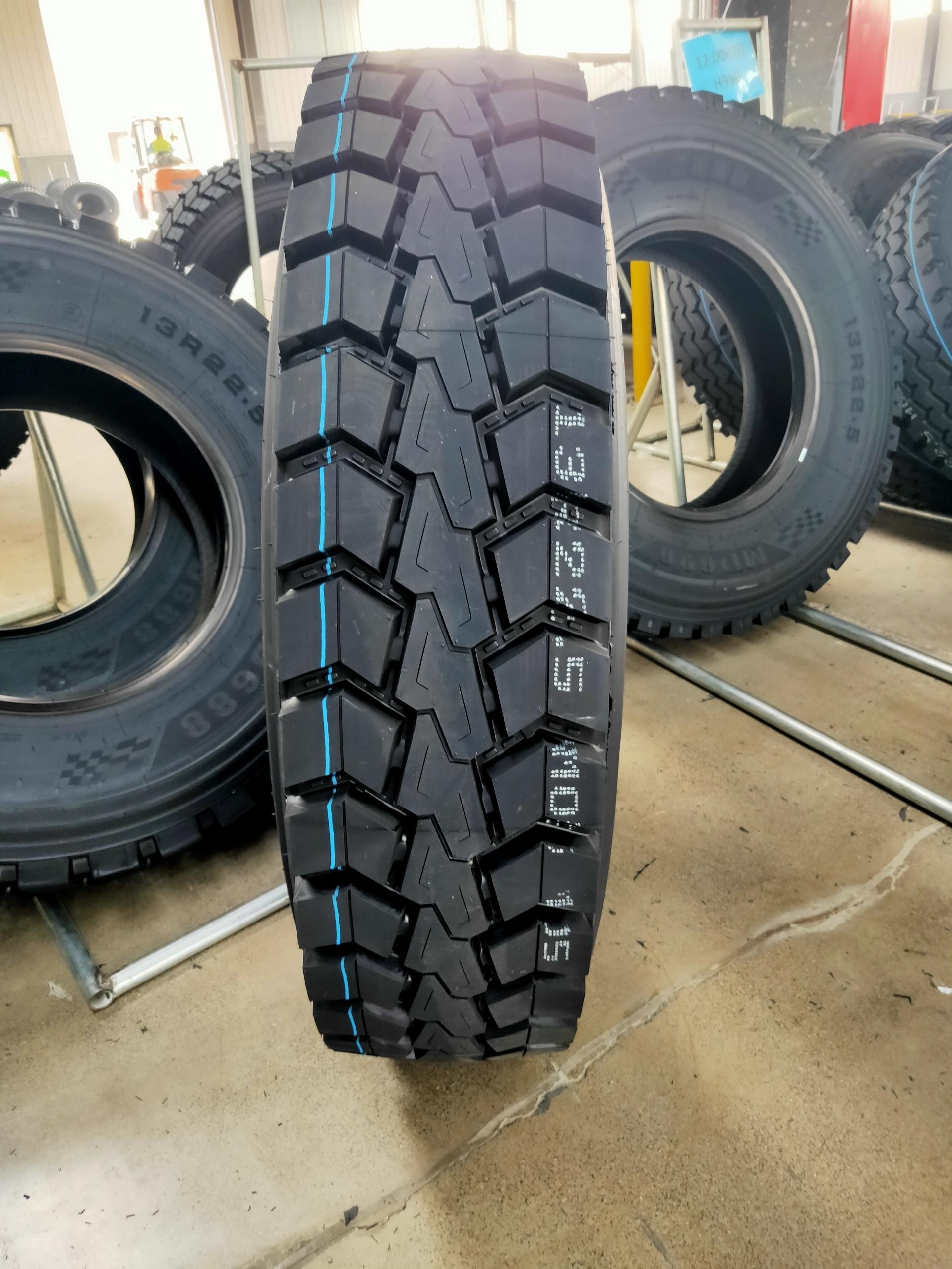 MAXZEZ brand truck tyre 11R222.5  13R22.5 MD696