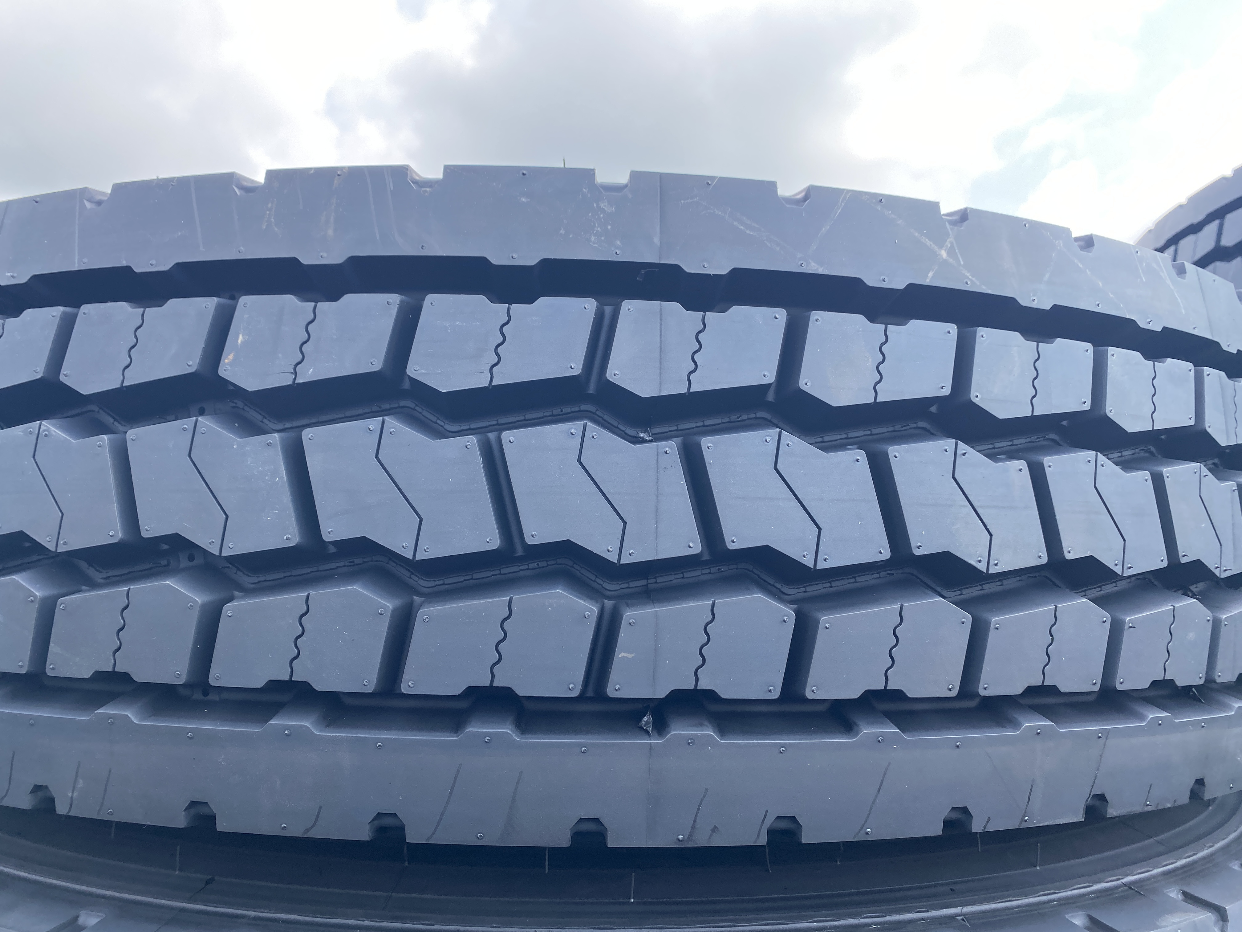 295/75R22 5 16PR ALL DRIVE STEER TRAILER POSITION PATTERN LANDGOLDEN SEMI TRUCK TIRES 11R22.5 295/75/22.5