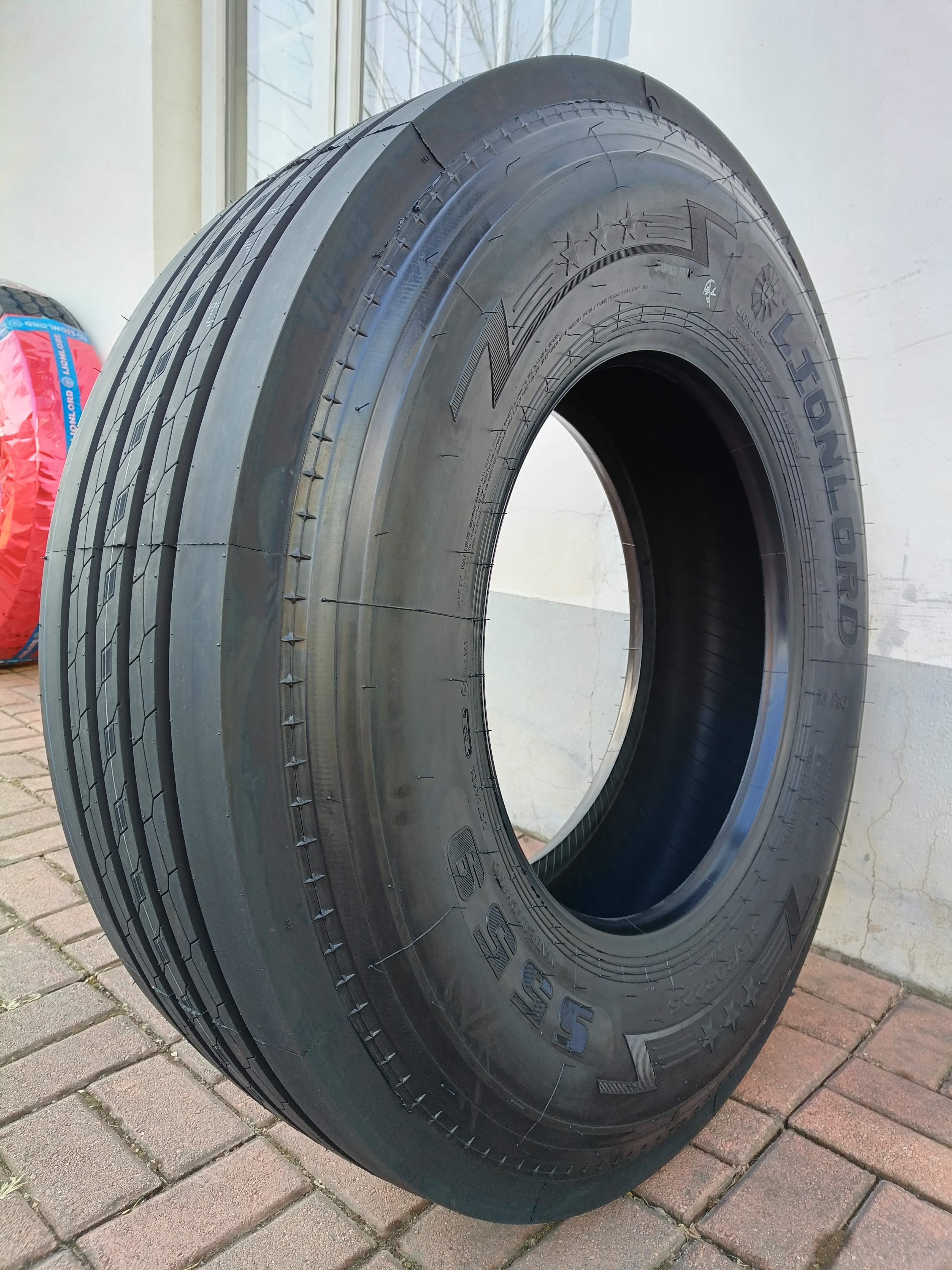 For sale at low price 295 60R22.5, 11r22.5, 315 60R22.5, 295 75R22.5, 315 70R22.5, 295 80R22.5  special trailer truck tire