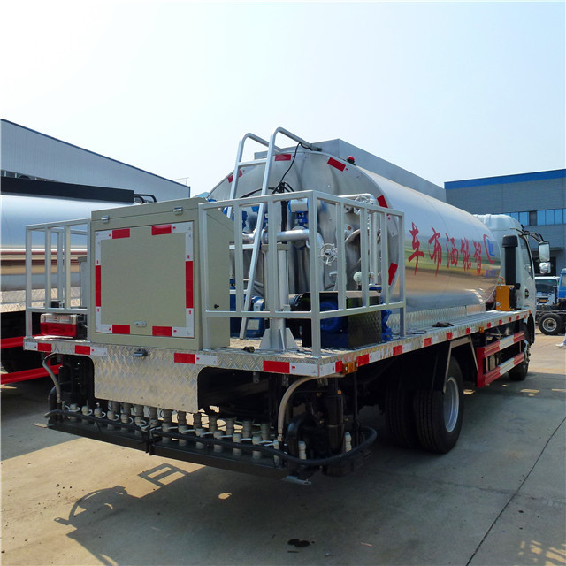 Bitumen Sprayer 4000liters hot spray asphalt spreader spraying truck