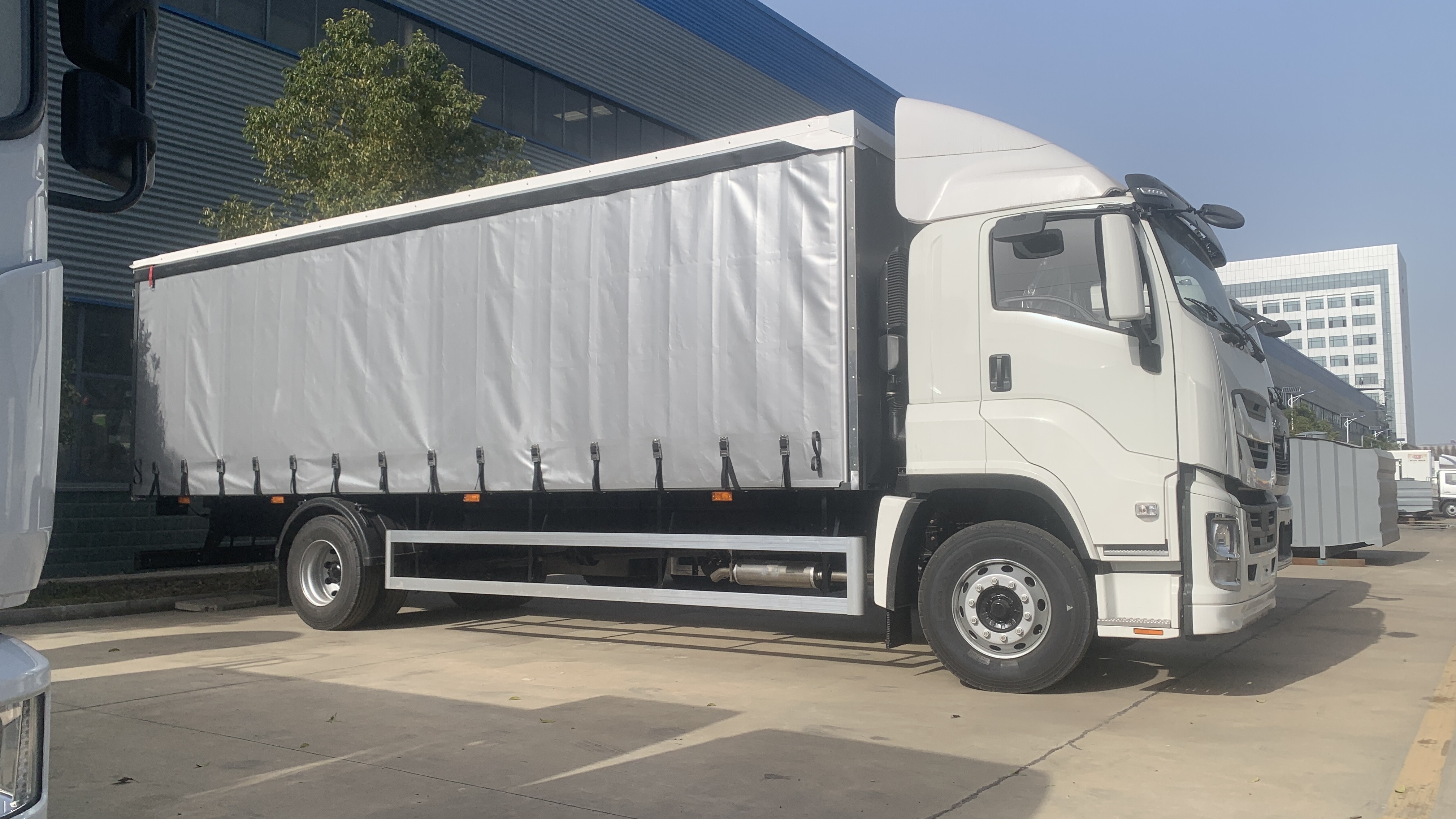 ISUZU FTR chassis truck 4HK1 engine 10 ton cargo trucks camiones for sale