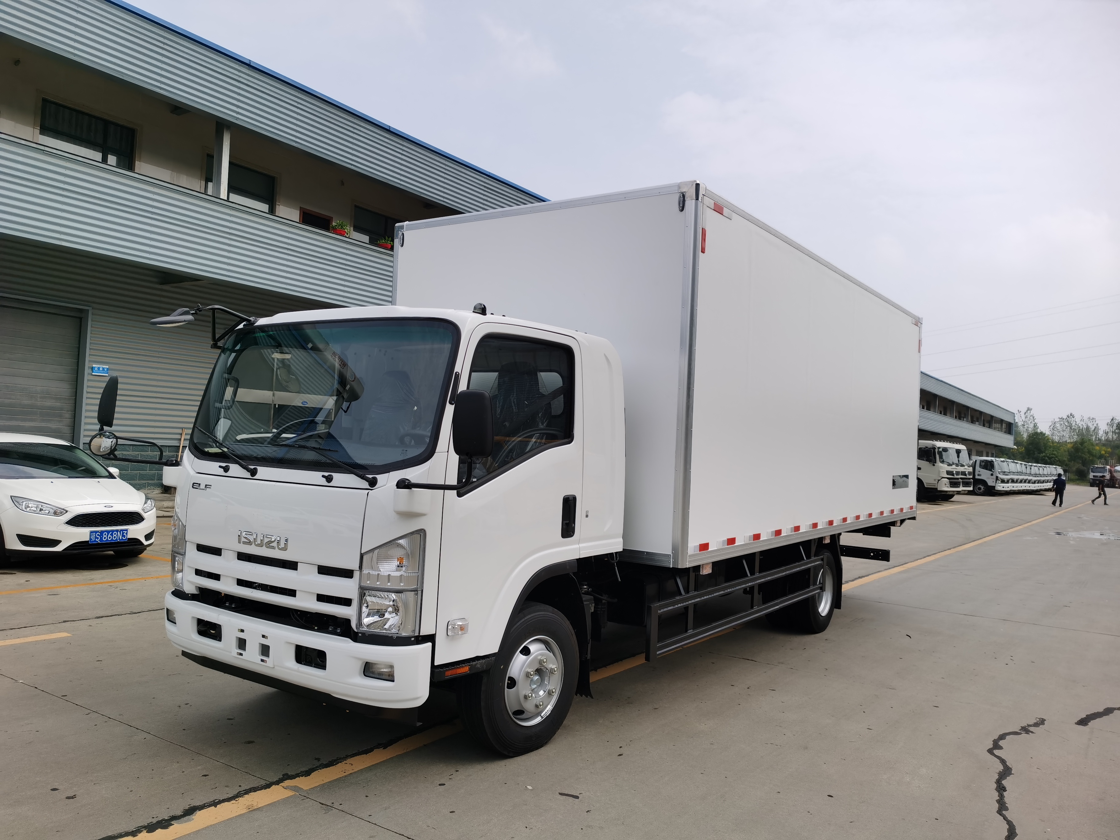 I SUZU brand euro5 euro6  refrigerator truck