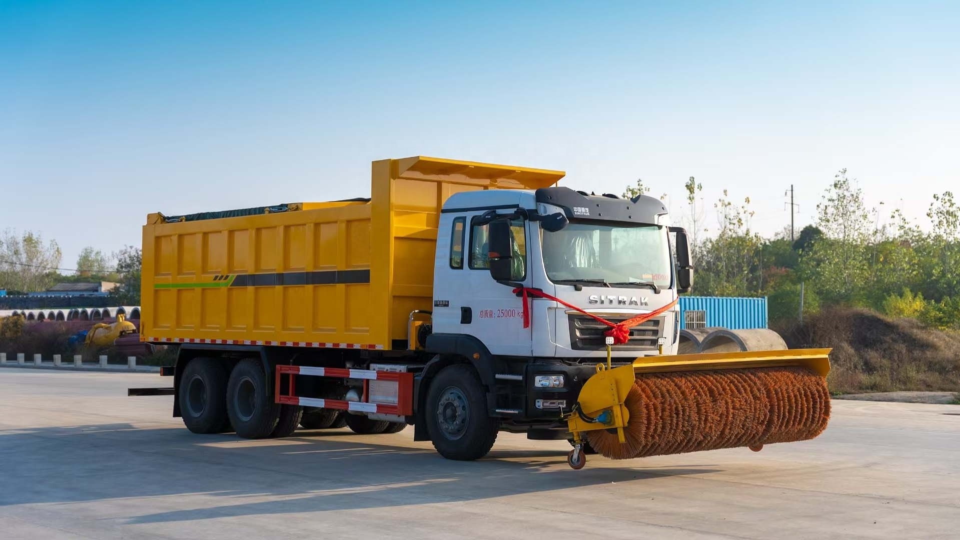 superior performance SINOTRUK HOWO 6*4 Highway Snow Sweeper Snow Melt Truck for clearing snow and ice from highways and roads