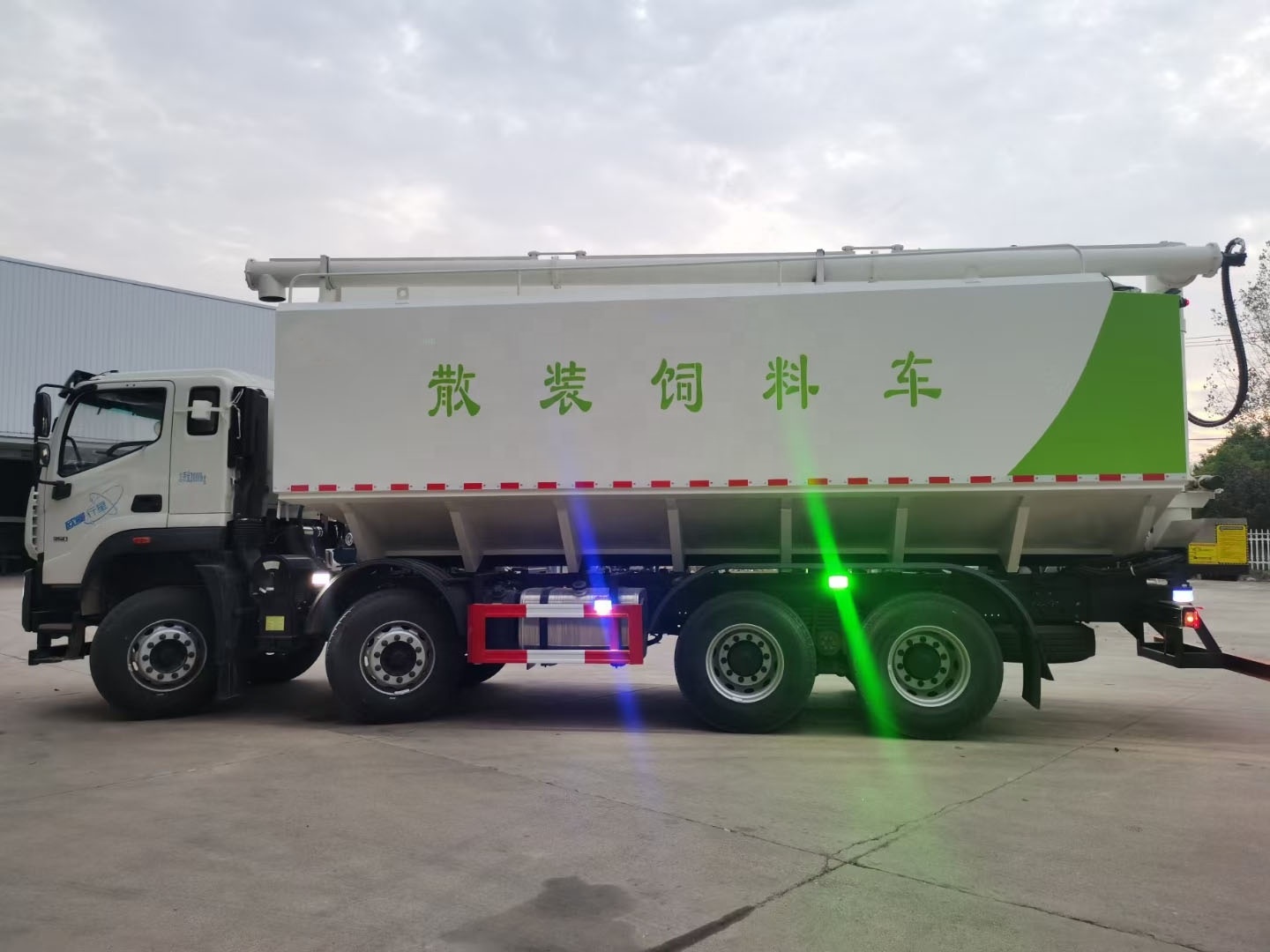 China manufactory FOTON 8x4 Bulk Feed Truck 40m3 Feed Wheat Transport Truck Livestock Farm Truck For Sale