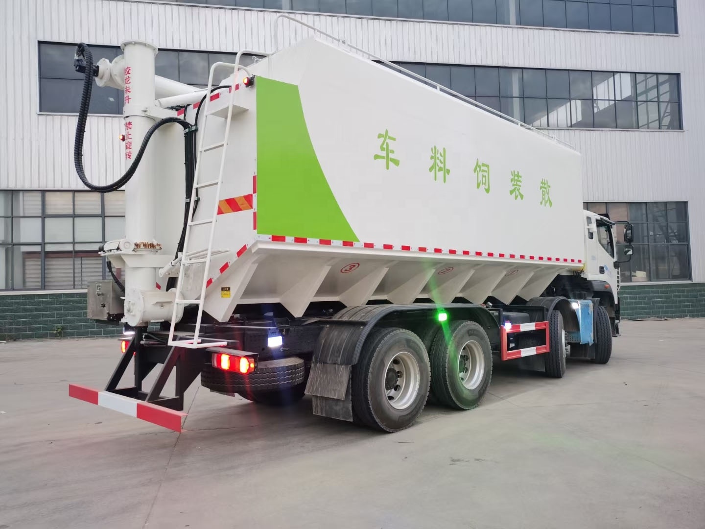 China manufactory FOTON 8x4 Bulk Feed Truck 40m3 Feed Wheat Transport Truck Livestock Farm Truck For Sale