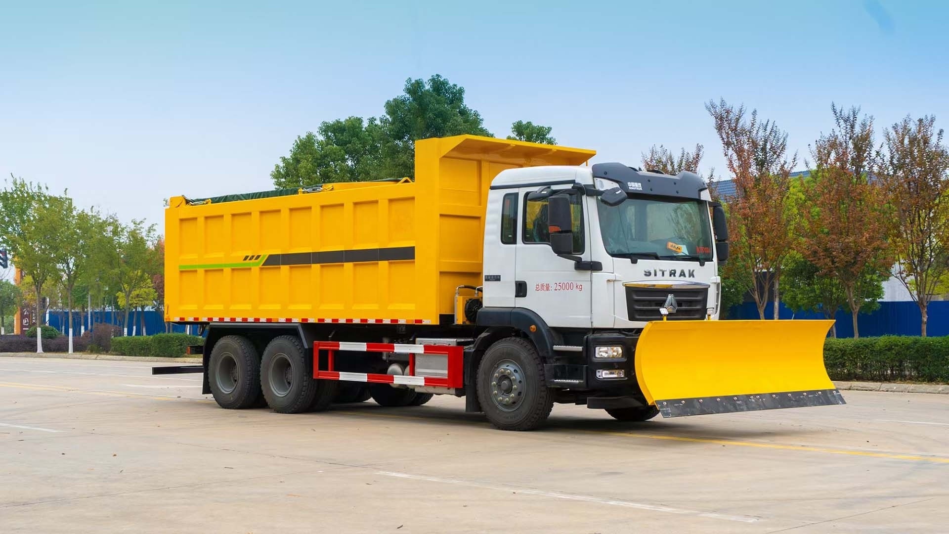 superior performance SINOTRUK HOWO 6*4 Highway Snow Sweeper Snow Melt Truck for clearing snow and ice from highways and roads