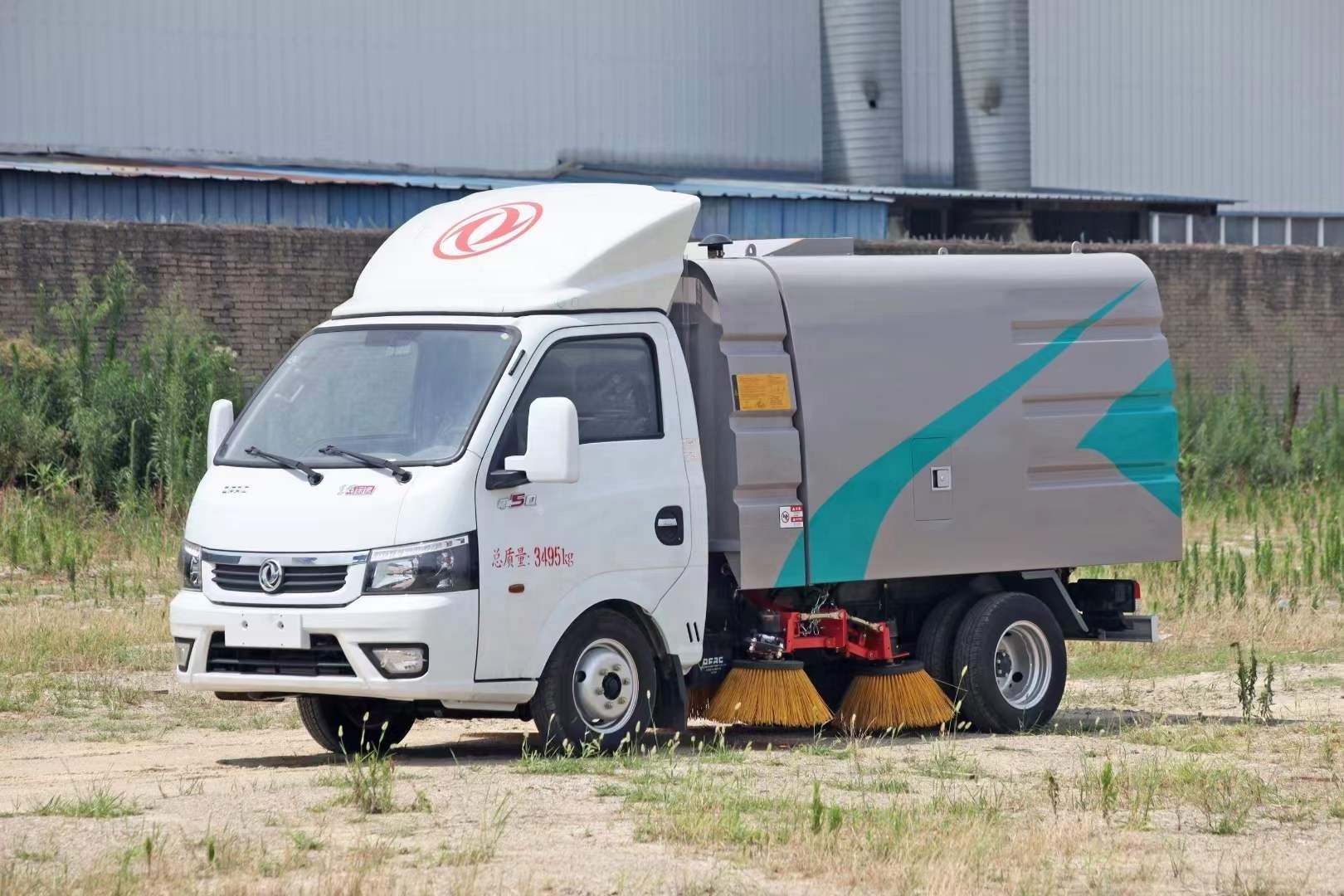 DongFeng 4x2 small 3-5 CBM vacuum Cleaner Sweeping Road Sweeper Truck price