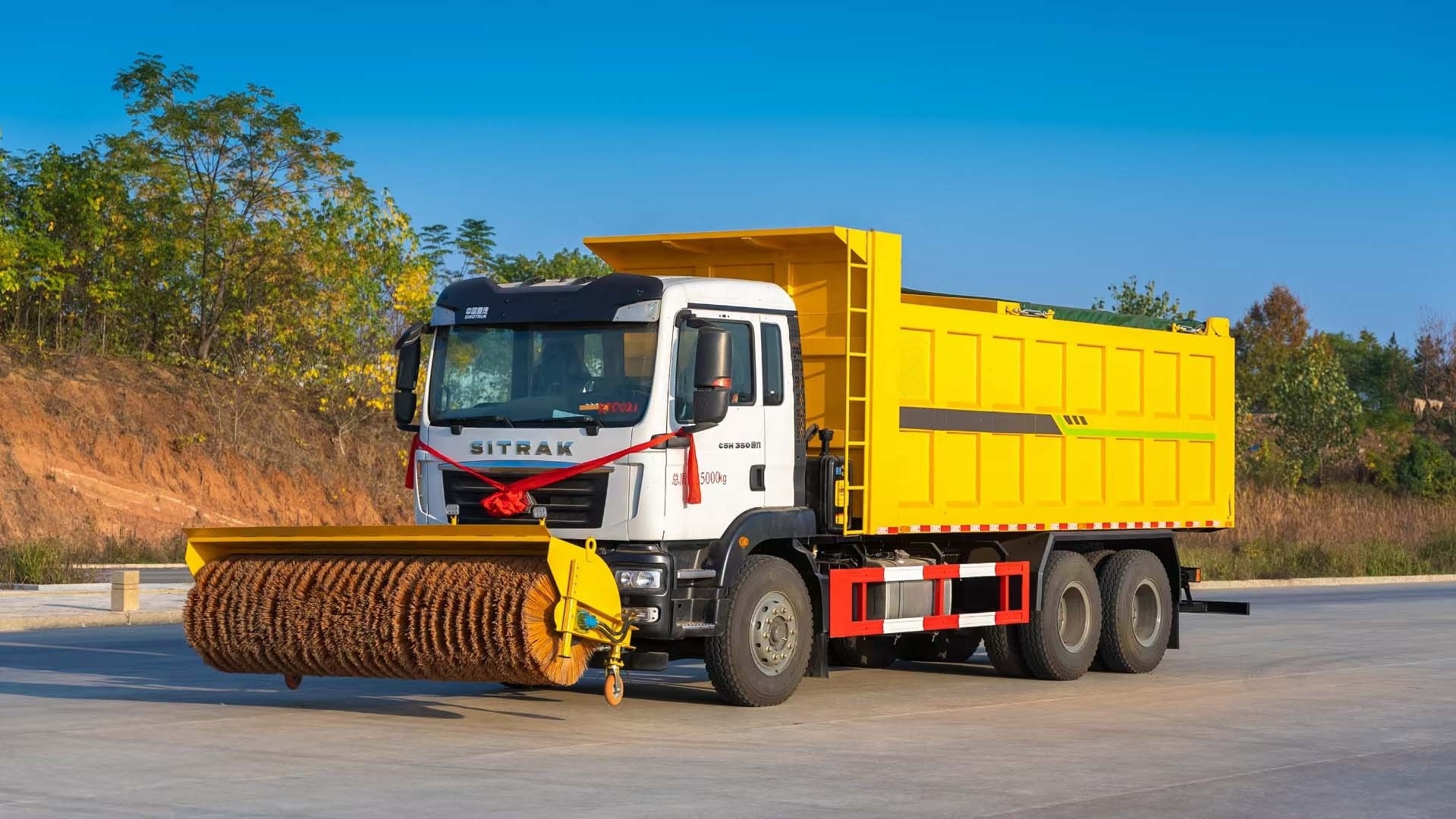 superior performance SINOTRUK HOWO 6*4 Highway Snow Sweeper Snow Melt Truck for clearing snow and ice from highways and roads